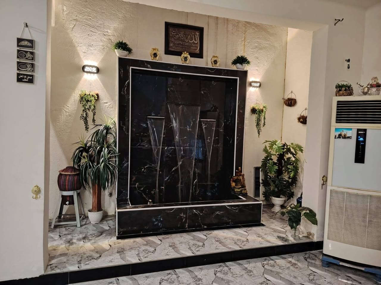 دار للبيع
المساحة الكلية 650 متر زراعي 
مساحة البناء 210 متر 
التفاصيل..
أربع غرف نوم..اثنين سويت.
مساحة الغرفة 5*4
استقبال ..5×7
صالة مع مطبخ مفتوح المساحة
5*10 مع حديقة داخلية مع شلال داخلي كامل بكل تفاصيله 
حمامات داخلية وخارجية 
بيتونة مع غرفة نوم مع سطحين امامي وخلفي.

ارضية بورسلين هندي درجة أولى.
الدرج مرمر طبيعي.
البناء طابوق جمهوري..
الابواب تركي درجة أولى ارتفاع 270
ابواب الحمامات المنيوم تركي درجة أولى 
الشبابيك المنيوم سلايت تركي درجة أولى 
حديقة امامية مع كراج مساحة 240 متر 
حديقة خلفية مساحة 150 متر تصلح أن تكون مشتمل مع ممر جانبي على نزال البيت..

واجهة البيت 12* نزال 54 
السعر ..خاص 
للاتصال *********** واتساب..
العنوان..الزراعي خلف قرية رشيد اليوسف..قرب بيت طربوش.. زراعي أبو عظام...
