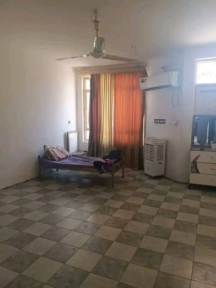 بيت للبيع حي العامل  منطقه السابعه مساحة   125 م واجهه 6 نزال 20  طابو صرف  طابقين بناء حديث 🏠  الطابق الأرضي يحتوي على غرفة أستقبال  + صاله  كبيرة + مطبخ حر وبارد + غرفة نوم +حمام  عدد 2 الطابق الثاني غرفين نوم +صالة +حمام
ويحتوي على برج انترنت  للتواصل والاستفسار  واتساب  ‏‪على الرقم ***********
