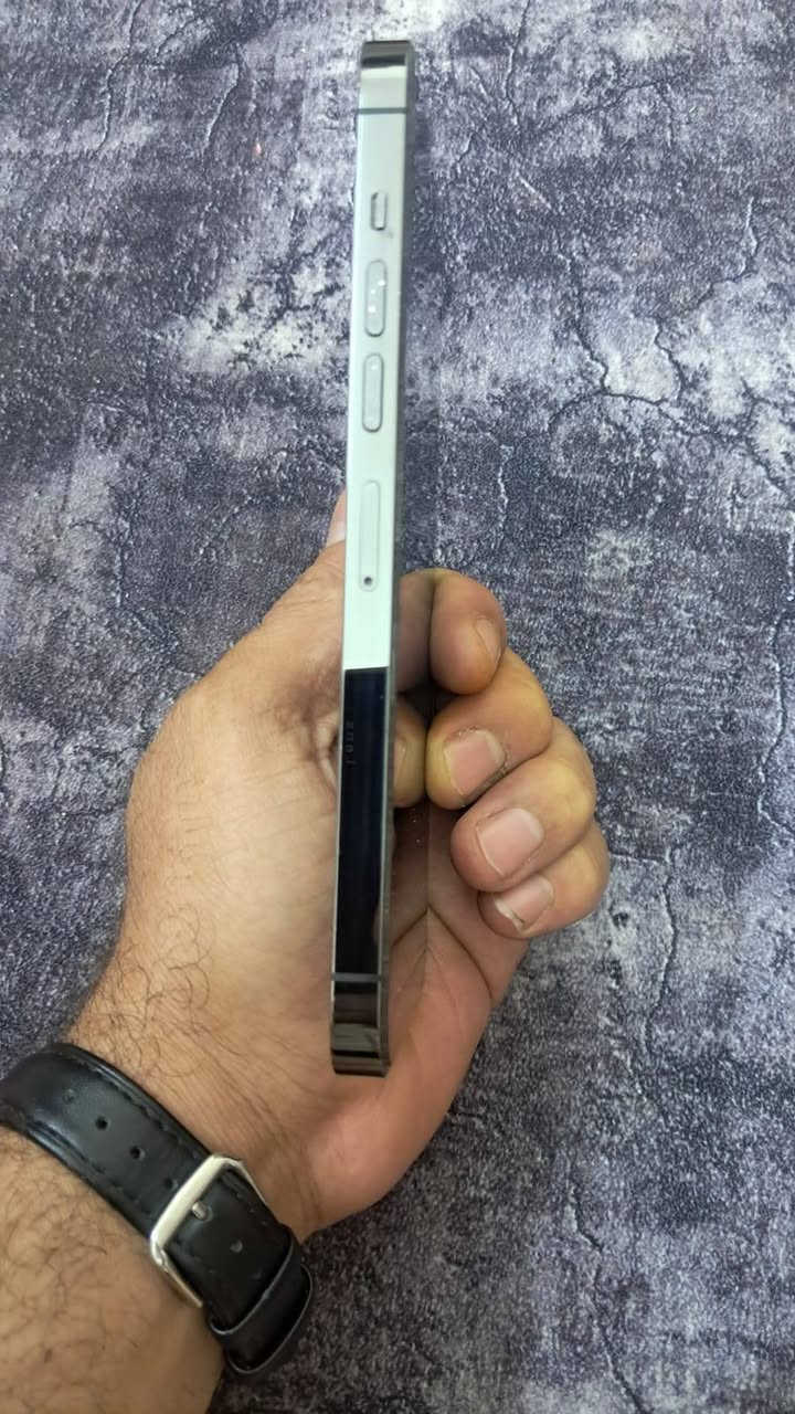 سلام عليكم شباب عندي ايفون 13 برو ماكس الجهاز شوفة عينكم كلش نضيف الذاكره 256 وهذا رقمي للاستفسار ***********/سعار 700وبي مجال

نص مكتوب في الصور:
- ٢:٢١
- حالة البطارية والشحن
- >
- كما هو الحال مع البطاريات القابلة لإعادة الشحن، بطارية الهاتف قابلة للاستهلاك وتصبح أقل فاعلية مع الوقت. معرفة المزيد...
- الحد الأقصى للقدرة
- ٨٠٪؜
- هذا قياس لقدرة البطارية مقارنة بقدرتها عندما كانت جديدة. قد تتسبب القدرة المنخفضة بتقليل ساعات الاستخدام بين عملية الشحن والأخرى.
- أقصى قدرة للأداء
- ستساعد الأنظمة المضمنة في النظام والمكونات في تخفيف آثار الأداء التي قد تلاحظها أثناء التقدم الكيميائي في عمر بطارية iPhone.
- شحن البطارية المحسن
- للحد من استنزاف عمر البطارية، يتعلم الـ iPhone من عادات الشحن اليومية، بحيث ينتظر ولا يتجاوز ٨٠٪؜ حتى يحين موعد حاجتك إلى استخدامه.