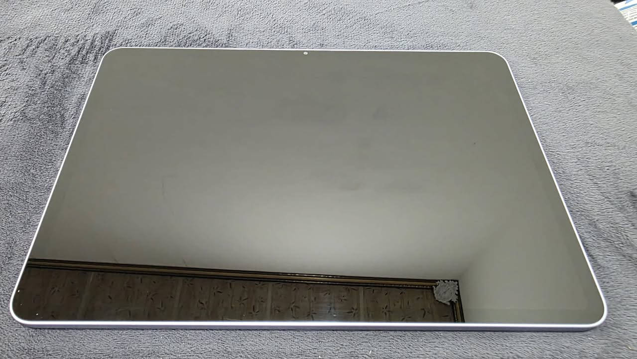 و ما ادراك ما برو يعني احترافي
*********** 

أهم المواصفات
المواصفة
Xiaomi Pad 7 Pro
المعالج
Snapdragon 8s Gen 3، تصنيع 4nm
الشاشة
11.2 بوصة
الدقة
3200 × 2136 — 3.2K
التحديث
144Hz
السطوع
حتى 800 nits
الألوان
12-bit / حوالي 68 مليار لون + DCI-P3
RAM
8GB أو 12GB
التخزين 256GB
الذاكرة
LPDDR5X
التخزين
UFS 3.1 للـ128GB، وUFS 4.0 للنسخ الأعلى
الكاميرا الخلفية
50MP
الأمامية
32MP
البطارية
8850mAh
الشحن
67W
السماعات
4 مكبرات + Dolby Atmos
النظام
HyperOS 2
Wi-Fi
Wi-Fi 7
USB
USB 3.2 Gen 1
الوزن
500 غرام
السماكة
6.18 ملم
البصمة
جانبية
 الأداء
المعالج Snapdragon 8s Gen 3 قوي جدًا، والـ144Hz مع شاشة 3.2K يخلي الجهاز ممتاز للألعاب والمشاهدة وتعدد التطبيقات. شاومي تذكر نتيجة تقارب 1.53 مليون على AnTuTu v10 في اختبارات مختبراتها، مع اختلاف النتائج حسب ظروف الاختبار. 
 البطارية
بطارية 8850mAh مع شحن 67W، وشاومي تذكر إمكانية الوصول إلى 100% خلال حوالي 79 دقيقة في ظروف الاختبار الخاصة بها.
يدعم القلم و الكيبورد
 ملاحظة:
1. الايباد جديد ما مفتوح فقط مفتوح الكارتون مع كامل الملحقات عدا الكيبورد و القلم لان اصلا ينباعن مفرد.
2. الايباد النسخه الصينيه ما بيه لغة عربية لكن انا معربه فقط قوائم الاعدادات بالانكليزي و الباقي كله عربي طبيعي و جميع خدمات غوغل متوافرة بيه و تشتغل بشكل طبيعي
3.السعر قابل للتفاوض بالمعقول.
