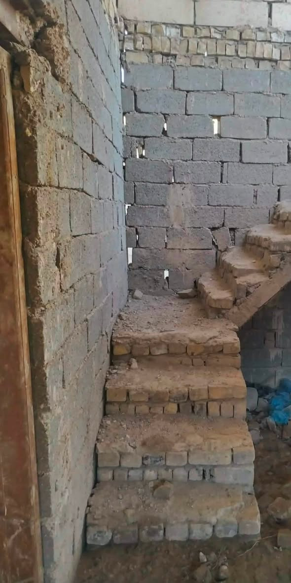 للبيع كامل من اشتايكر والبخ جص من الداخل والمنطقه كامله ماء ومجاري والبيوت كله مرقمه ضمن تحويل جنس الاراضي من زراعي لى عقاري والمنطقة كلش زينه وناسه خوش ناس بس اني رايد اسافر وجاي اصفي اموري المساحه 250 متر السعر 25 مليون وبي مجال لئن  مستعجل ومجاله  كلش هوايه اسوي للشراي من صدك عالموضوع سفر الله شاهد التصال واتساب فقط *********** المنطقه ال الحمد شارع عماد مقابل بيت رحمان ابو هيثم  البيت زراعي بس المنطقه من ضمن التحويل لى عقاري اني عنواني الجمهوري شارع سيد امين والله العضيم وكل حرف بالقران صار عليه 38 مليو ن العوض برب العالمين. المنطقه ماي وكهرباء ومجاري
