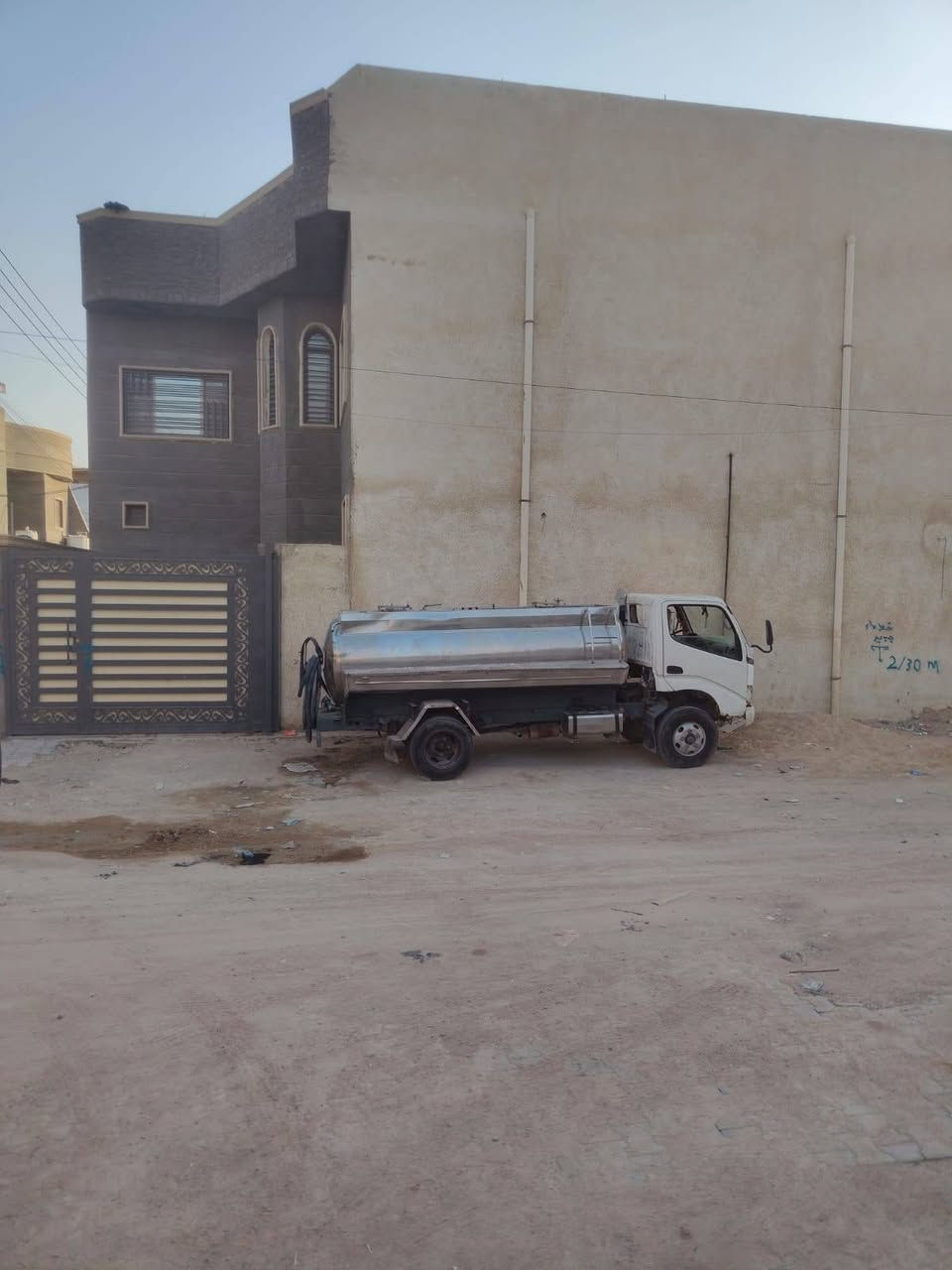 سلام عليكم سياره تنكر ماي حلو اربعه طن سياره مكينه وكير وكسن جدد حداديه حلوه تايرات تخم جديد سياره كامله مكمله كبل الشغل ماناقصه شي كهرابيات كله شغاله مكان سياره بصره المطيحه سعره ٧٥ وابيه مجال شراي يتصل ع هاذه الرقم *********** للاستفسار أكثر ع رقم راعيه انه مكفل بل منشور

