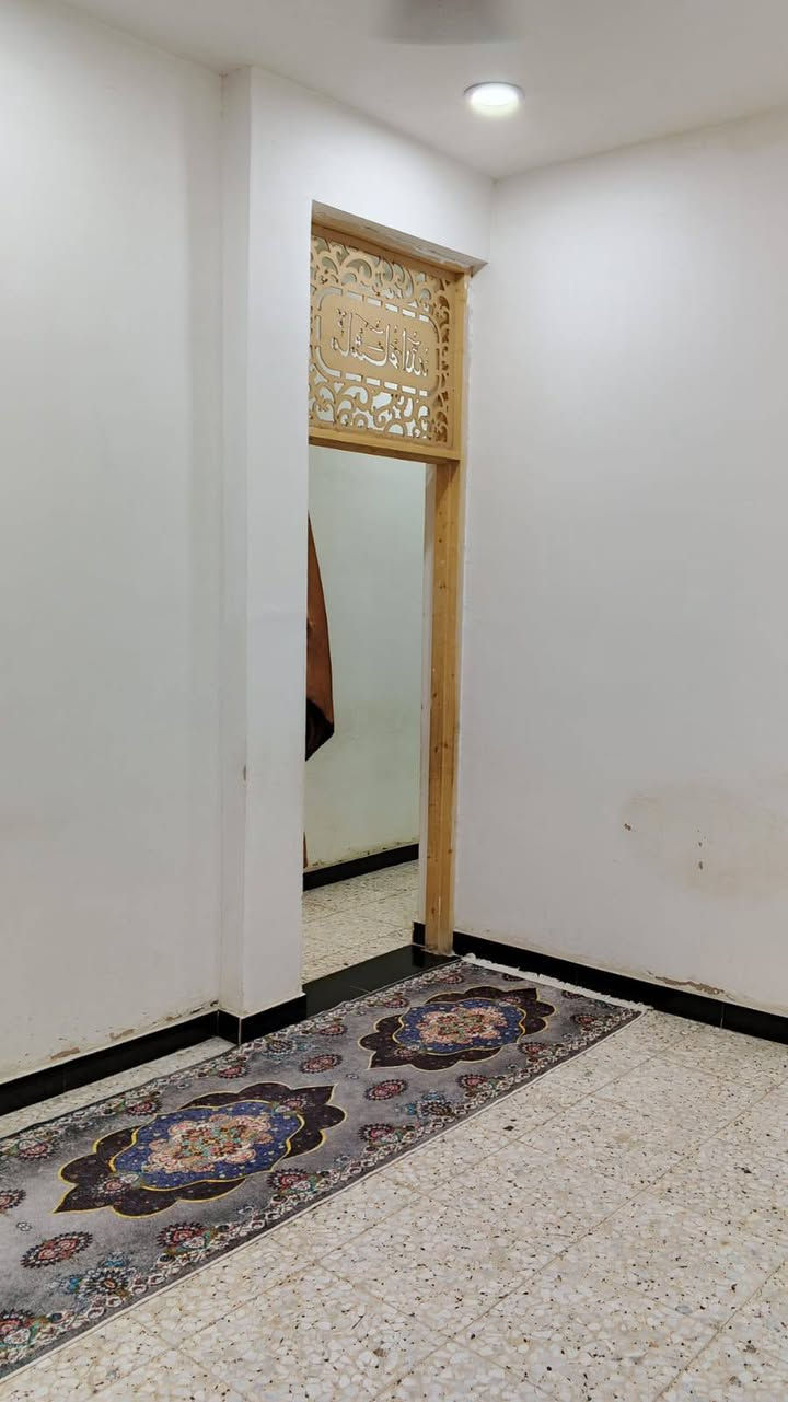 دار 🏠 للبيع مساحة 100 متر زراعي سند 25 قاط واحد بي غرفة نوم وحدة ومطبخ حار بارد وستقبال وممر وصالة وحمام خارجي وحمام داخلي وبيتونة وصطحين وستاير العنوان حي الرئاسة شارع عشرين كاع ابو رشاد كاملة خدمات مي مجاري كهرباء مقرنص تبليط السعر خاص ***********
