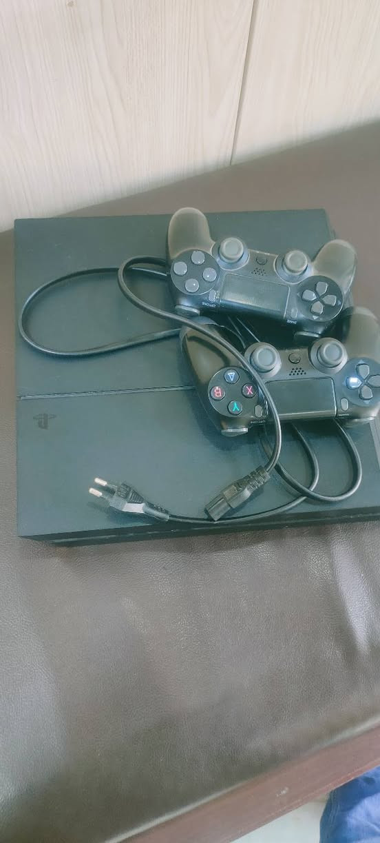 بلاي ستيشن 4 مهكر للبيع مستعجل ع بيعته 
الجهاز يحتوي على
pes18
pes 26
GTA 5
battlefield 1
God of war 3
tekan
ويوجد مساحه تخزين لاضافة العاب
السعر ... 150 وبي مجال بسيط
***********
