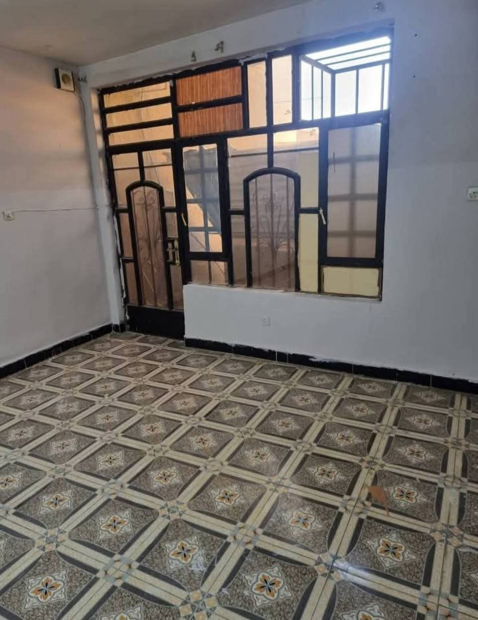 السلام عليكم..مشتمل طابق ثاني للايجار..بغداد الزعفرانية..الاربع شوارع..شارع كوزمتك كولدن..او خلف دائرة المجاري..بمساحة (٨٠) متر بالطول يصلح لسكن عائلة صغيرة..للإستفسار الاتصال..او مراسله..الرقم ***********
