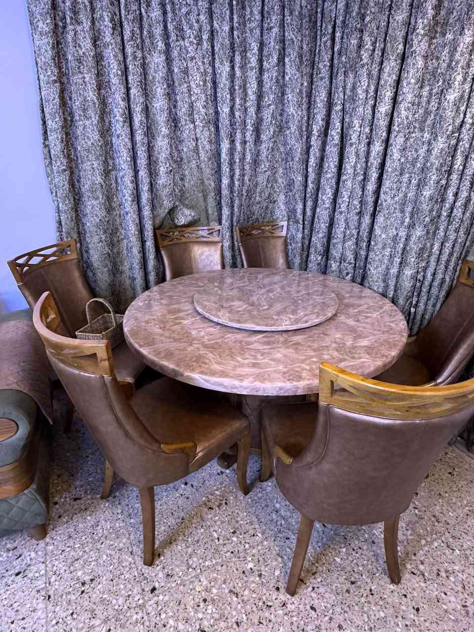 ميز طعام اشتريناه و ابد ما استخدمناه لان المكان مساحته كلش صغيره اشتريناه للديكور
و نستخدم ميز طعام ثاني 
اشتريناه بمليون و مية و الوصل مالته موجود 
ابيعه ب 800 و بي مجال يحتوي على قطعتين مرمر قطعه كبيره و (قطعه صغيره متحركه تفتر)
مكاني بغداد الصالحيه
***********

