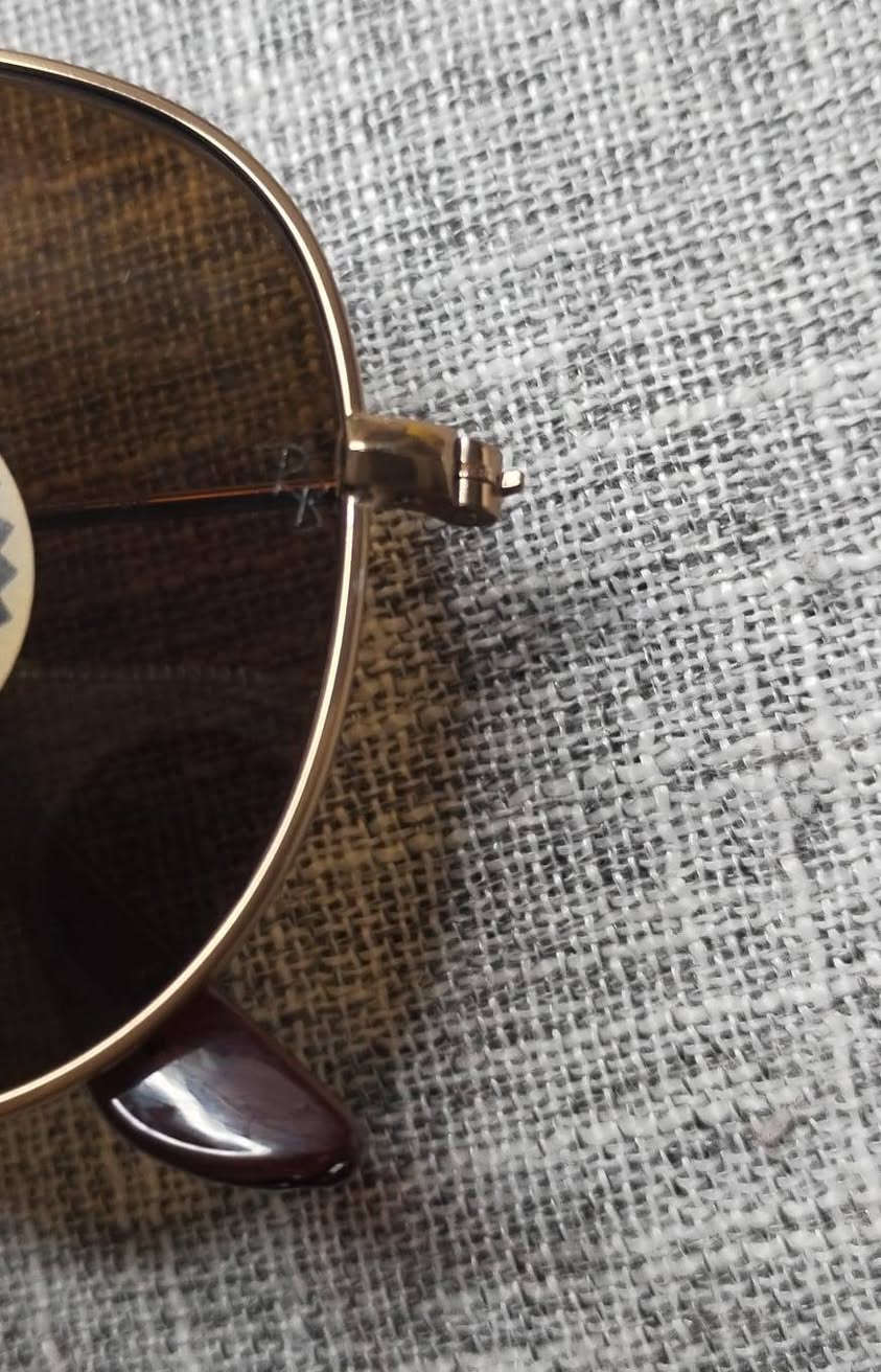 نظارة افاتور رايبان Ray ban 
إصدار دايموند صنع في إيطاليا 
قياس 58 عدسة حجر دايموند 
اطار سلستيل طلاء ثابت مدى الحياة 
مخدات انف جيلاتين 
رتيلها بالوكالة 191 دولار 
قطعة ماتتفوت بصراحة اللون قهوائي 
للحجز على خاص 
او مراسلة واتساب ***********

نص مكتوب في الصور:
- الطيار الكلاسيكي 9 ألوان أريستا جولد المصقول إطار جي-15 أخضر العدسات 191.00 دولارًا