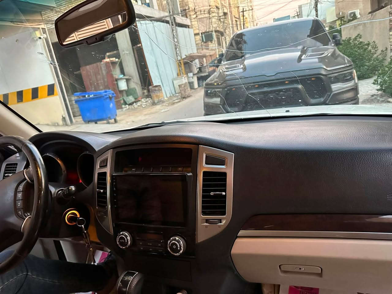 سلام عليكم باجيرو ٢٠١٨ رقم سليمانية تحويل ثاني يوم ماشية ١٨٠ الف نقصها اما ليك بالبواري او فريز يكلف ٣٥٠ الف إذا فريز والايبي إس طافي الحساس مالته سعرة ٦٠ الف بيها بنيد مبدل وصبغ الجاملغ الأيسر السعر ١٨٥٠٠ وبيها مجال $ مكاني بغداد حي البنوك ***********
