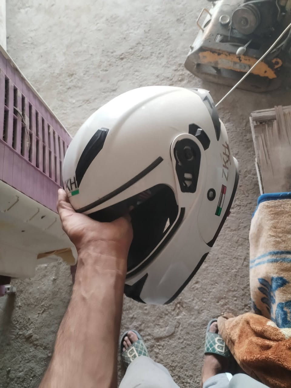 سلام عليكم خوذة للبيع جديدة كلش شخط مابيه وجايك شتاء تفيدك لشراي تصل على رقم *********** #الجميع
