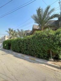 مساحة البيت 300 م واقع حال 400 تشجير جانب البيت 100 م  كراج يكفي سيارة...