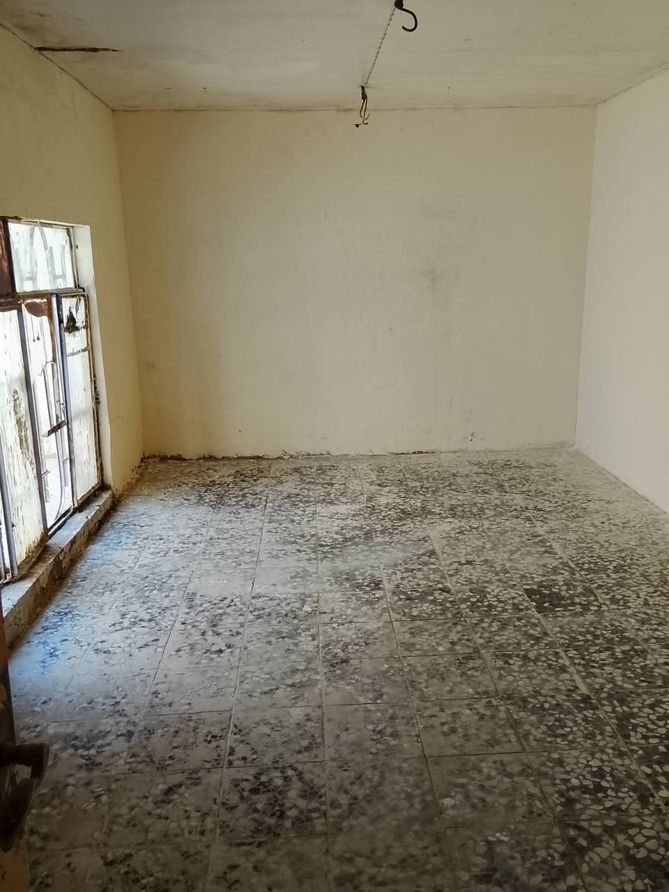 متوفر بيت للايجار المساحه ١٠٠ م يبعد عن مسجد الكوفه ١٠٠م مقابل مدرسة الرافدين الابتدائيه قرب جسر المشاة غرفتين وصاله ومطبخ صغير و مخزن مبلغ الإيجار ٢٥٠ وات ساب ***********
