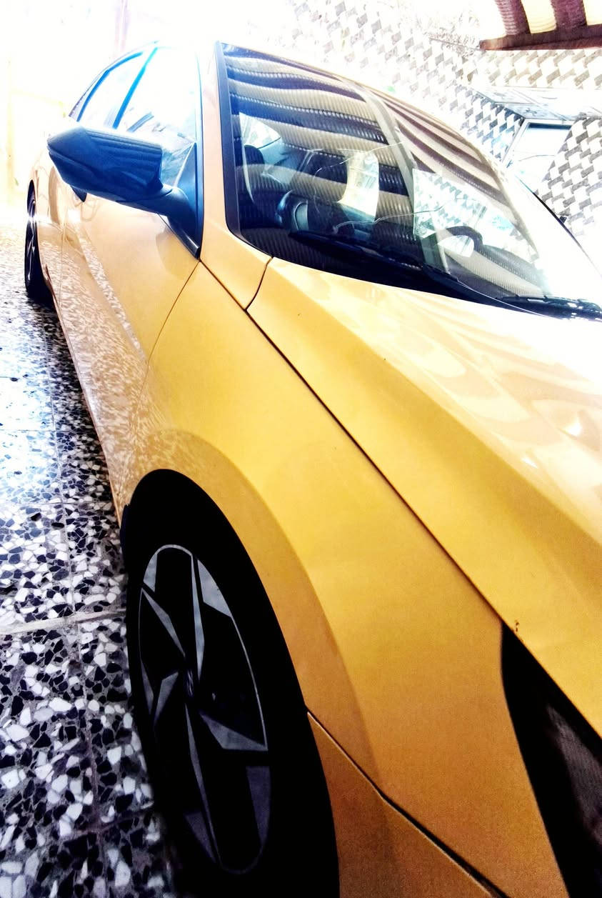للبيع: هيونداي النترا 2023 هايبرد (Limited - أعلى مواصفات)
🚗 الموديل: 2023
🚕 الرقم: أجرة / تكسي ( باسمي تحويل بنفس اليوم)
🇺🇸 المصدر: وارد أمريكي
🛣️ المسافة المقطوعة: 118,438 ميل
💥 حالة البدي: الحادث موضح بالصور المرفقة في المنشور
💰 السعر المطلوب: 135 ورقة (13,500$)
✨ أبرز مواصفات فئة اللمتد (Limited):
 * المحرك والأداء: محرك 1.6L هايبرد اقتصادي جداً وممتاز للاستخدام والعمل.
 * المقصورة والراحة: مقاعد جلد فاخرة، فتحة سقف، كوشن سائق كهرباء مع ذاكرة خزن (Memory Seat)، تبريد وتدفئة مقاعد أمامي.
 * الشاشات والنظام الصوتي: شاشة عرض كبيرة 10.25 إنش + عدادات ديجيتال بالكامل + نظام صوتي فاخر من Bose + شاحن لاسلكي.
 * السلامة والقيادة الذاتية: رادار أمامي، نظام الحفاظ على المسار، كاشف النقطة السوداء (Blind Spot)، حساسات وكاميرا خلفية.
 * الخارجية: إضاءة FULL LED بالكامل، ويل كورم قياس 17 إنش الخاص بفئة اللمتد.
📲 للتواصل والاستفسار (واتساب):
***********
