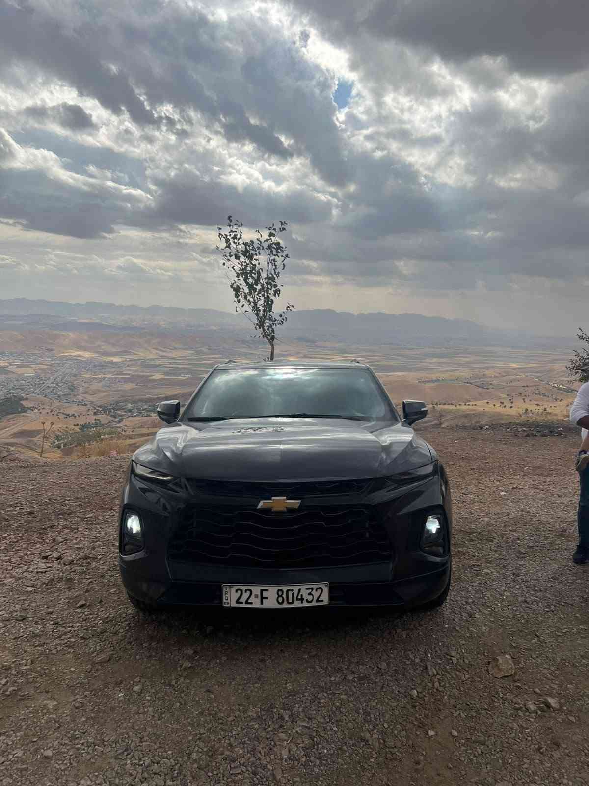 بليزر 2021 lt3 
ماشية ٥٠ الف ميل
حادث قطعتين خفيف ومرفقة الصور بالمنشور 
ايرباك ستيرن فقط 
رقم اربيل 
محرك ٦ سلندر 🚀🚀
كير ٩ نمر 
تشغيل عن بعد بصمة بيبان صندوق بصمة مغلف داخل جلد احمر تدفئة كشنات تحديد مسار نقطة عمياء دفع رباعي وسبورت 
تايرات جديد 
باتري جديد 
حدادية نظيفة 
سيارة بأسمي تحويل ثاني يوم 
تواصل واتساب 
***********
مكان بغداد / الحارثية

نص مكتوب في الصور:
- 49637283