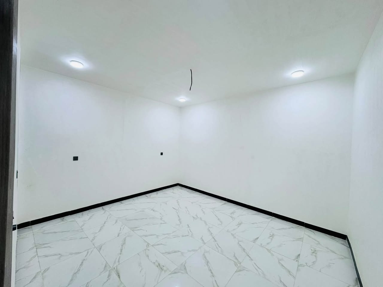 � دار سكنية للبيع – طابو صرف عثماني

📍 الموقع: أم الخيل – خلف سكة القطار
📐 المساحة: 125 متر
🏠 البناء: طابقين
📜 السند: طابو صرف عثماني

تفاصيل الدار:

🔹 الطابق الأول:
• غرفة نوم
• صالة
• مطبخ حار وبار
• صالة استقبال
• حمام داخلي
• حمام خارجي

🔹 الطابق الثاني:
• غرفة
• صالة صغيرة

📞 للاستفسار والتواصل:
***********
