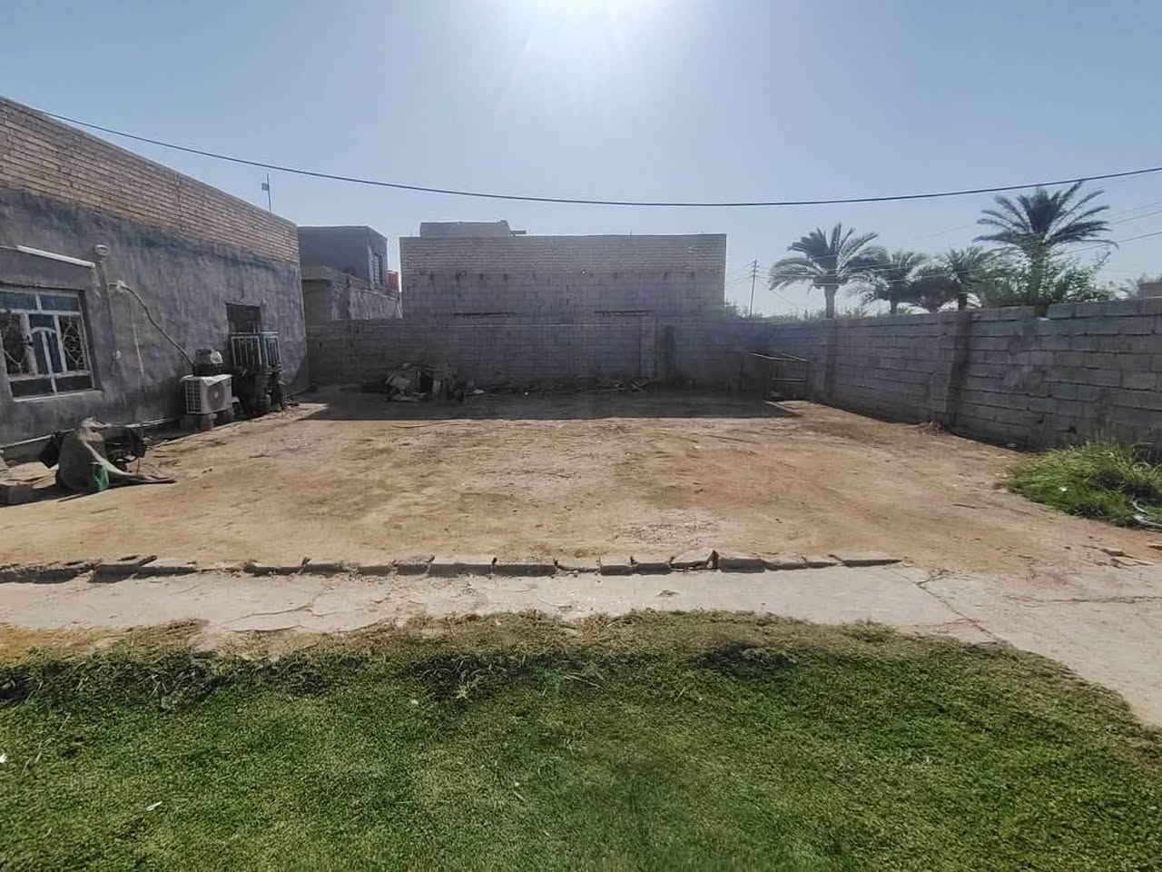 السلام عليكم بيت ركن   للبيع مساحة 600 متر البيت يحتوي على غرفتين نوم + مطبخ +صالة +استقبال +حمام داخلي +حمامات خارجيه عدد2 
منطقه كلش منتازه محوله براس الشارع كهرباء كلش قويه وماء اسله البوري بباب البيت (العنوان بابل جبله حي بيت مصراع) للاتصال***********
