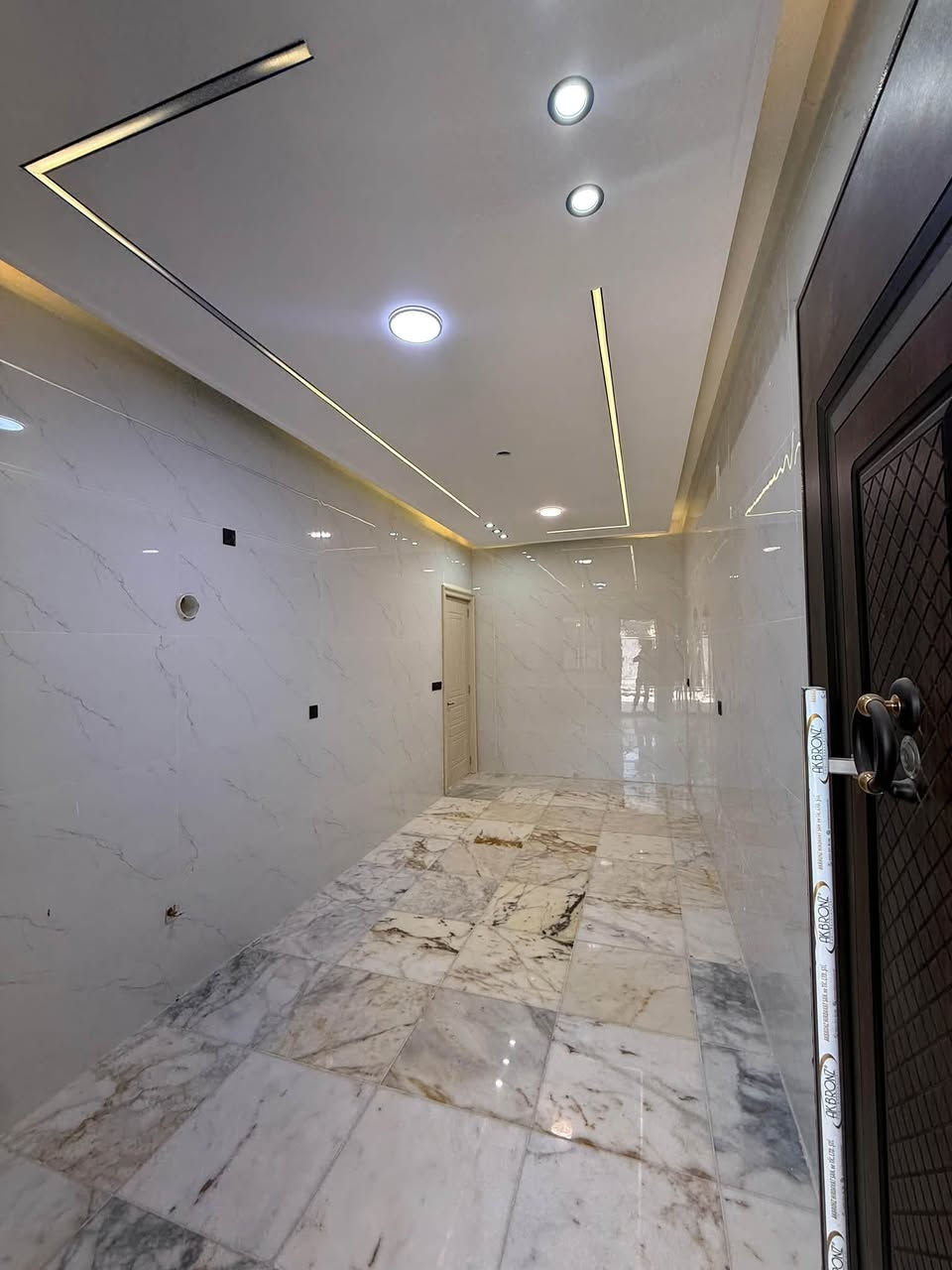💸للبيع دار  المساحه( 240 ) متر

📍الموقع -حي البنوك - " محله 319 
🚦 شارع 15.  مع رصيف 4 م

📍علما الدار جاهز للتحويل لايدخل منصة عقاري
📐المساحه الكليه ( 240 ) متر 

➡️الواجهه.         8 متر
↔️النزال.           30 متر

✋🏼يحتوي مدخلين  

6نوم  +4 سويت + حديقه وكراج 
سنه البناء 2026

📍موقع مميز جدا  جاهز للسكن

💥السالم للعقار 💥
🚪بغداد حي البنوك  خلف شارع الكنيسه مباشر

📞للاستفسار: *********** 📞

المكتب مجاز رسمياً من قبل غرفة تجاره بغداد
ووكيل منصة عقاري- استثمر بأمان 
نستقبل جميع عروضكم السكنيه والتجارية
