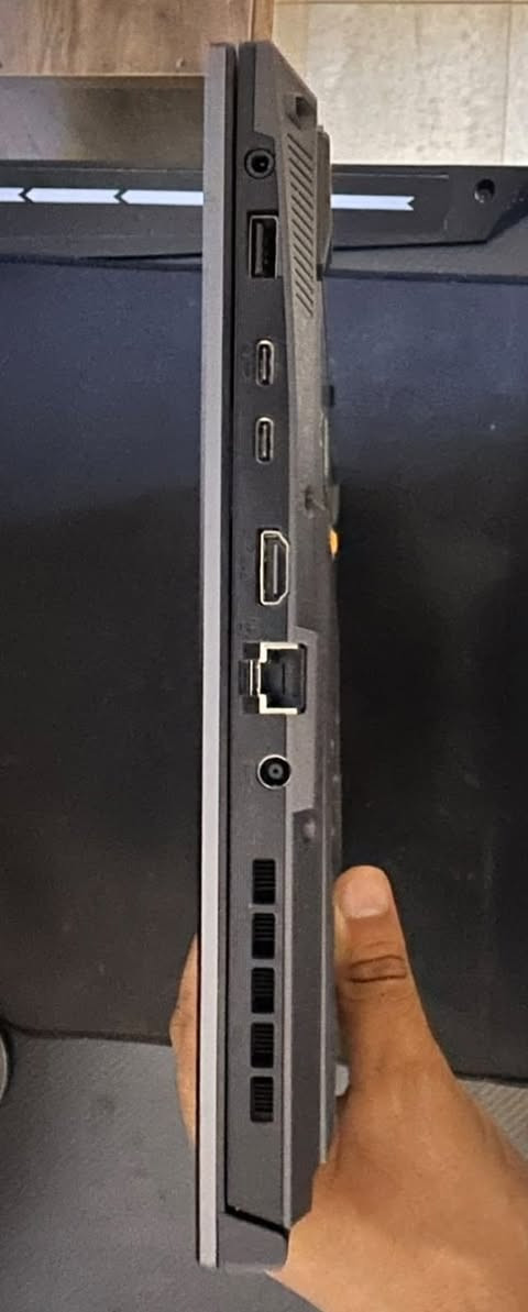 السلام عليكم ورحمة الله وبركاته 
للبيع - لابتوب ASUS TUF Gaming A15 (FA507NUR) 🔥
• الماركة: ASUS
• الموديل: TUF Gaming A15 – FA507NUR
• المعالج: AMD Ryzen 7 7435HS (3.10 GHz)
• الرام: 16 GB (سرعة 4800 MT/s)
• كرت الشاشة: NVIDIA GeForce RTX 4050 Laptop GPU - 6 GB
• التخزين: 1 تيرا SSD
• نظام التشغيل: Windows 11pro
حالة البطارية 100%
شحن 90 واط 
وهواي مواصفات ثانية 
الجهاز غير مستخدم نهائيا واستخدامه قليل يمكن مشغلة ما مجموعه 100 ساعة من اشتريته للأن ، لكن ابني لكيته مطلعه من الجنطة و مدمره شلع الدكمة مال سهم النزول و سوه خسفة بالظهر  عدا ذلك الجهاز جديد بمعنى الكلمة (سيارة زيرو واندحجت 💔) 
سعر البيع مليون و 300
للتواصل خاص او واتساب ***********
