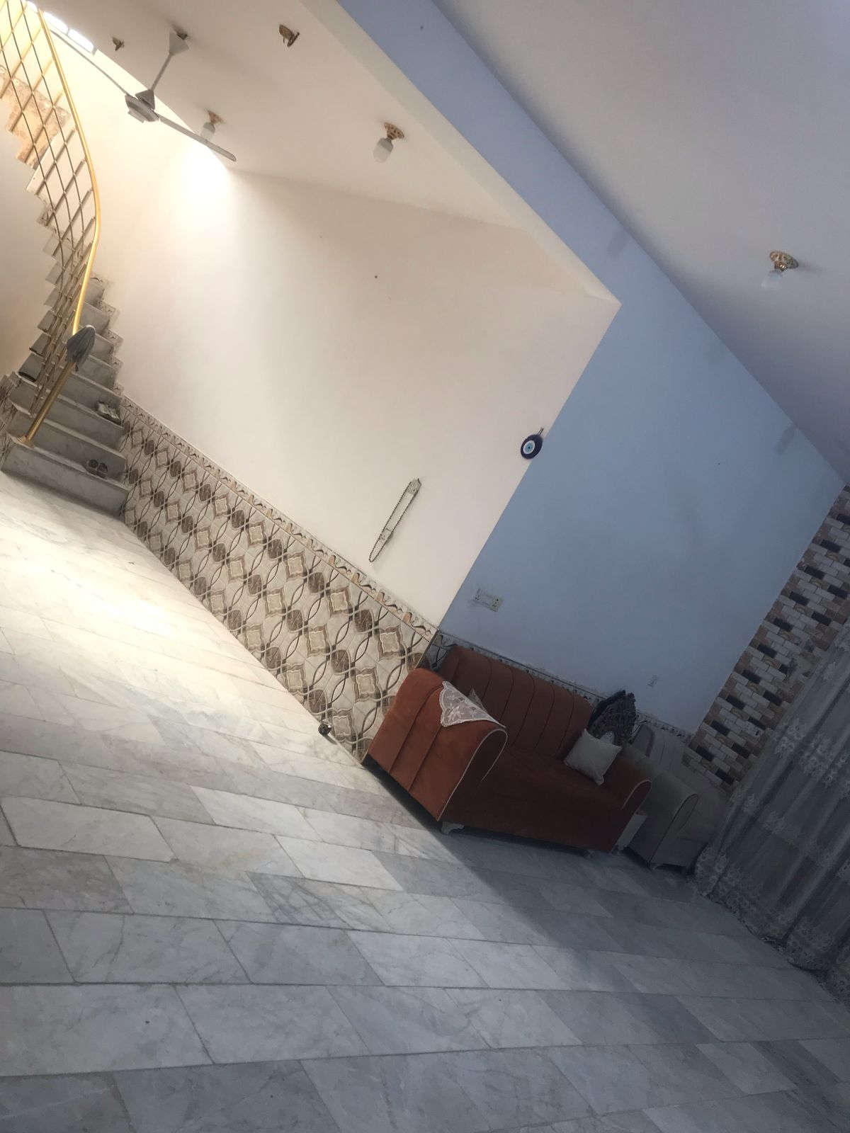 بيت ع سفينه قرب جامعه لصادق شارع فدك الزهراء طابو اسهم  مساحه ٢٥٣ م للبيع  طابقين كونكريت طابق الارضي غرفتين صاله مفتوحه ستقبال مطبخ حمام خارجي وداخلي ومناور ٢ السعر 200 وبي مجال قليل بلاش  ***********☎️***********☎️

