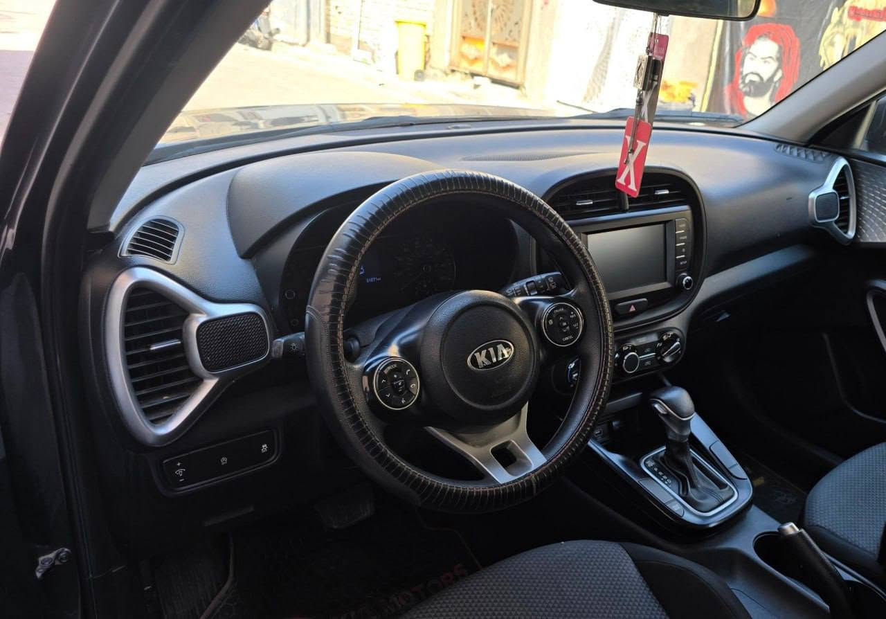 للبيع: كيا صول موديل 2020 (تفاصيل السونار موضحة بالصور) 🚘
🔷 الموديل والوارد: 2020 - وارد أمريكي
🔷 المحرك: دوش (DOHC)
🔷 العداد: 50 ألف كيلو متر فقط
🔷 الكير: أوتوماتيك اعتيادي (6 نمر) المرغوب ممتاز بالازدحامات وميحمى
🔷 التبريد والمحرك:
• الفريز جديد مبدل قبل شهر وعليه ضمان سنة كاملة
• المحرك والكهربائيات بحالة ممتازة وبشرط النظافة 
🔷 البدن والضرر:
• التفاصيل الكاملة والدقيقة للصبغ والتعديل وضرر الشاصي الأمامي واللغد موضحة في صورة تقرير السونار المرفقة ويا المنشور
💸 السعر: 130 ورقة وبيه مجال بسيط للشراي
📍 مكان السيارة: بغداد
📞 للتواصل والاستفسار: ***********
