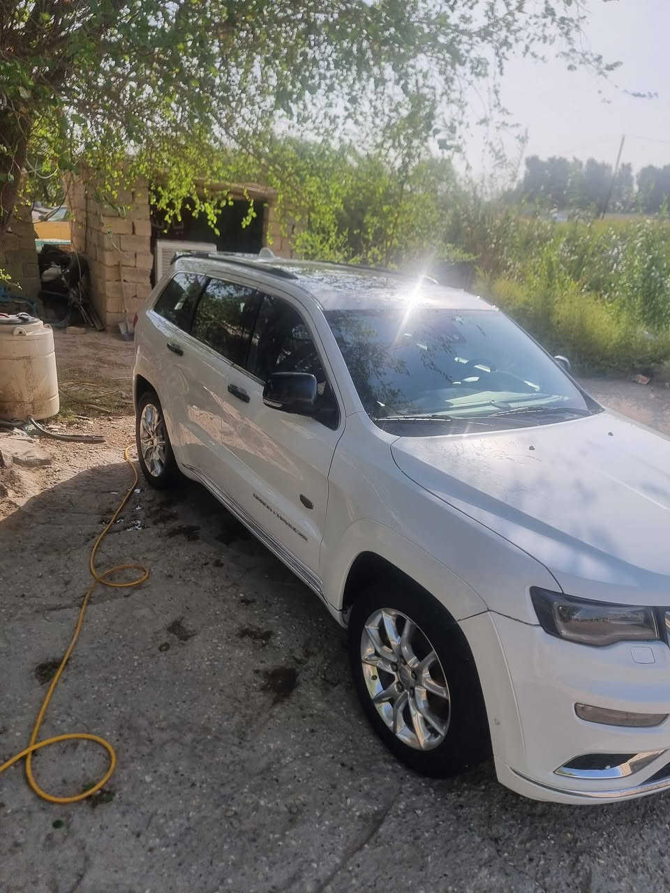 🌹🌹تحية طيبة 🌹🌹
جيب غراند شيروكي سوميت (Jeep Grand Cherokee Summit) موديل 2015 خليجي  فول مواصفات 🚗

السيارة بنظافة ممتازة ومواصفات السوميت الأصلية العالية (أعلى فئة).

المواصفات العامة والمحرك:

 الموديل: 2015

 الفئة: سوميت (Summit) أصلية

 المحرك: 8 سلندر، سعة 5700 سي سي (Hemi 5.7L) - محرك قوي وجبار

 اللون: أبيض 

 الرقم: بغداد خصوصي

المواصفات والاضافات:

 نظام الجكات الهيدروليك: (Quadra-Lift) تحكم بارتفاع وانخفاض السيارة لاغي السياره حاليا نظام دبل عادي 

 أنظمة الأمان والرادار: رادار أمامي تفاعلي، تنبيه تصادم، تحديد مسار، ونظام اطفاء السلندرات للاقتصاد بالوقود (ECO)

 الترفيه: شاشات خلفية أصلية بلاد للمقاعد الخلفية مع شاشة أمامية كبيرة تدعم الخرائط والـ Bluetooth وباقي الأنظمة.

 السقف: بانوراما كاملة

 الداخلية: جلد قرميدي ، تدفئة وتبريد بالكراسي، مع إضاءة عتبات الأبواب الترحيبية بكلمة (SUMMIT) باللون الأزرق 

 المظهر الخارجي: ويل كروم كبير الأصلي الخاص بفئة السوميت، لايتات زينون وLED نهارية مميزة، مع حساسات أمامية وخلفية وكاميرا.

حالة السيارة

 الحادث: صبغ شي بسيط مقدمة الجاملغ الأيمن فقط 

 باقي السيارة: مكفول بالكامل (الباقي كفالة عامة).

 السيرفس: السيارة مسوايلها سيرفس كامل وجاهزة من كلشي (حدادية كاملة جديدة، تايرات  جديدة، محرك مفتوح  وما تحتاج أي مصاريف

أضافة الى منظومة غاز )

سعرها 190 بيع فقط 

مكان السياره محافظة واسط 

اي استفسار الاتصال على 

*********** 

***********
