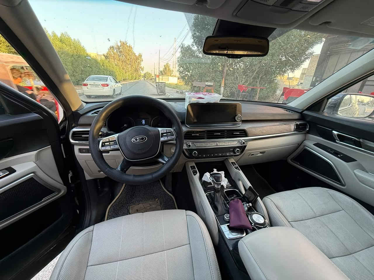 ‏​🚗 كيا تولورايد (Kia Telluride) موديل 2020 للبيع 🚗
‏​المواصفات والمميزات:
‏​النوع والموديل: كيا تولورايد 2020  
‏​اللوحة: بغداد  
‏​اللون الخارجي: رمادي غامق (Graphite Gray)  
‏​الداخلية: جلد [بيض] بحالة ممتازة  
‏​✨ أبرز التعديلات والإضافات المميزة:
‏​جنوط (رنكات) رياضية باللون الأسود  
‏​إضاءة أمامية مميزة (Demon Eyes) باللون الأحمر  
‏​شاشة عرض كبيرة مع نظام ملاحة وترفيه  
‏​مقاعد جلدية واسعة ومريحة (3 صفوف عائلية)  
‏​فتحة سقف  
‏​كاميرا وحساسات لسهولة الاصطفاف  
‏​📌 الحالة العامة:
‏السيارة بحالة ممتازة وجاهزة للاستخدام.
‏​💰 السعر المطلوب: [185] (قابل للتفاوض البسيط للجادين)
‏📍 الموقع: بغداد - أبو غريب
‏📞 للتواصل والاستفسار: ***********
‏
