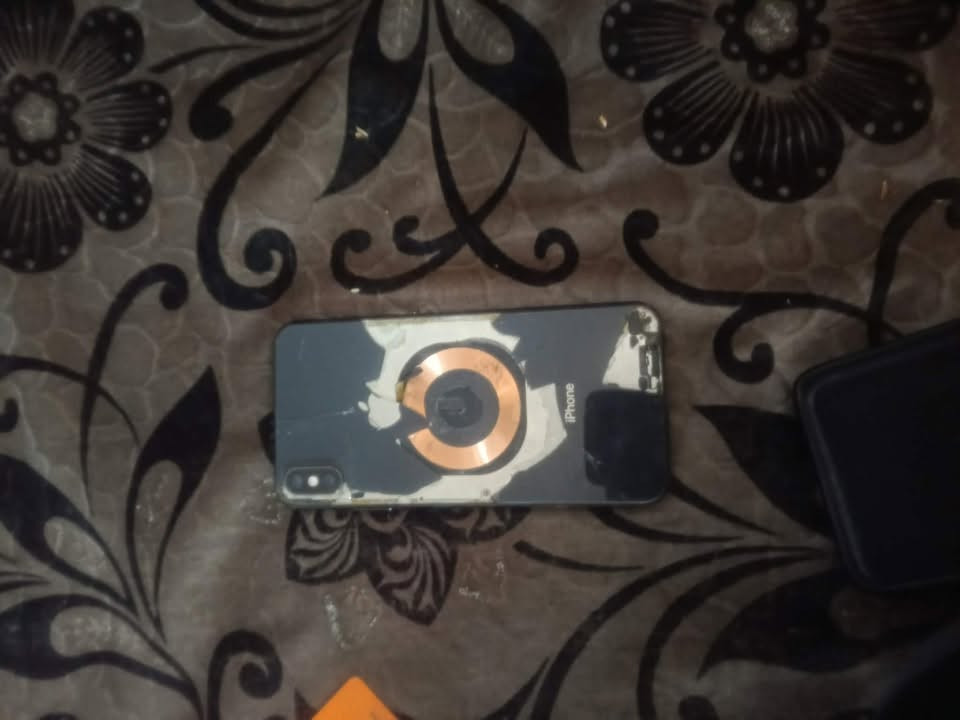 @إشارةسلام عليكم عندي جهاز اكس ماكس جهاز كله بلادي جهاز فقط ضهر مكسور جهاز ذاكرته ٢٥٦بطاريه ٧٨جهاز مراوس فقط بس بدون فرق هاذه رقمي بي واتساب ***********
