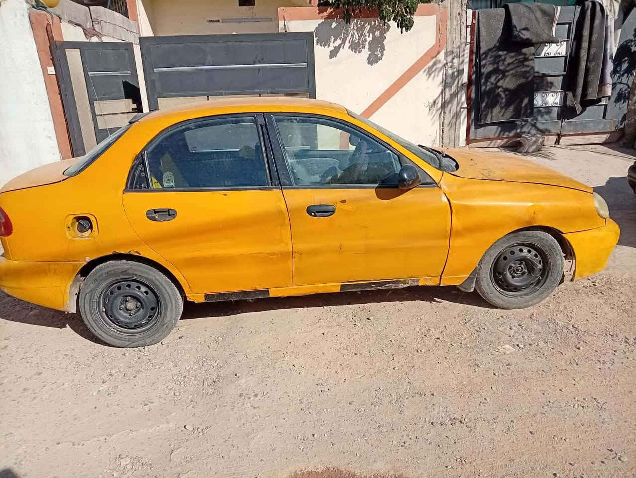 للبيع دايو موديل 97 سياره كلها شغاله مسجل لايت عالي ناصي دبل اشاره اشاير محرك مجفت جديد راعيها بكركوك حي العسكري بس ماندلو كابريته السياره رزنه مال مراوس يرهم ***********
