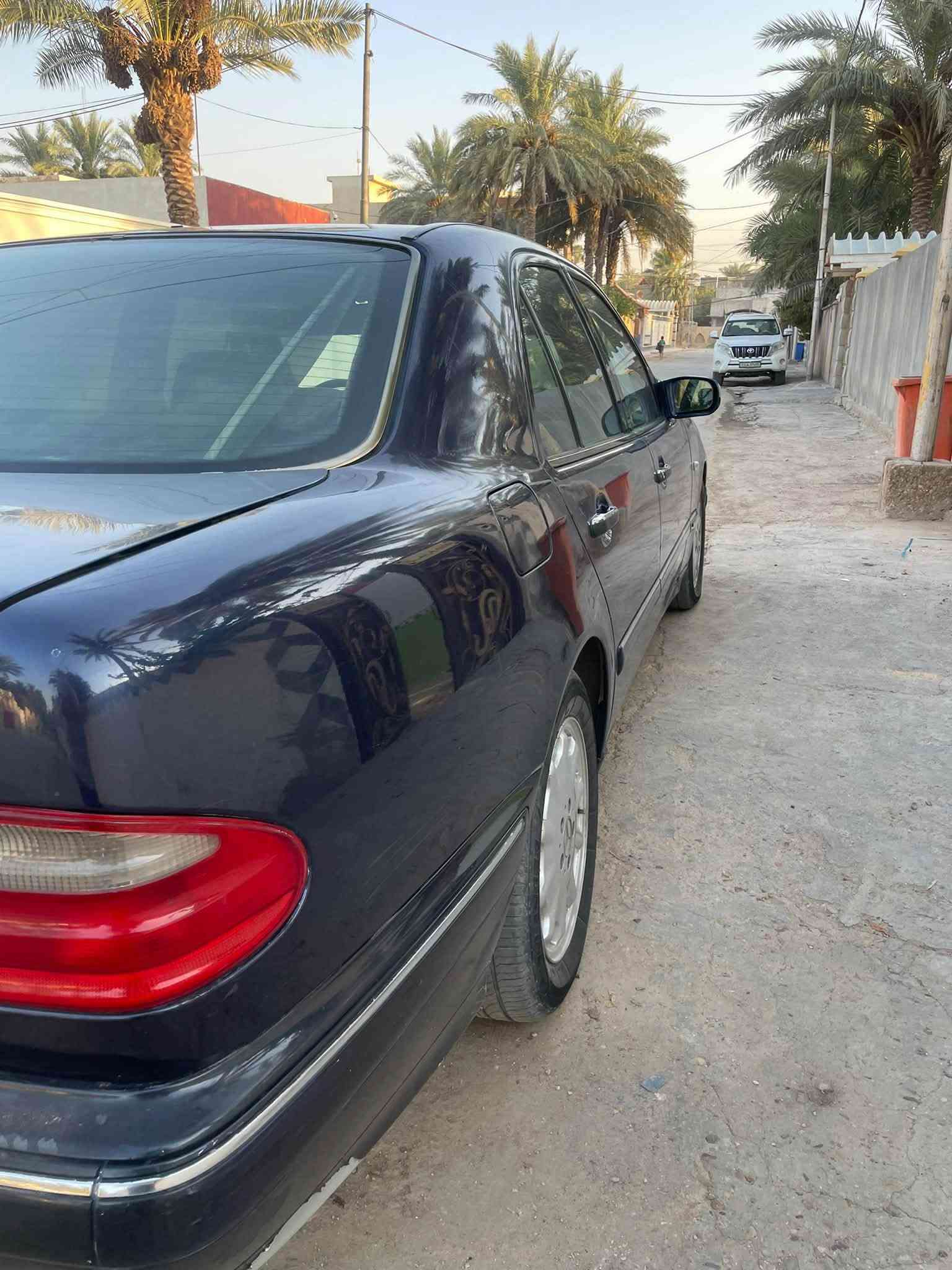 للبيع مرسيدس موديل ٩٩ محرك افنكارد المرغوب السياره. صبغ عام بدون حادث محركها نضيف باسمي. جاهزه للتحويل وسنويه لحد ٣١ تبريد شغال. صدر حداديه تخم تاير  شلعتها تخبل    بيها نقص  قبق السماعات العلى الدشبول فقط  
سعرها ٨٥  ورقه وبيها مجال 
***********
