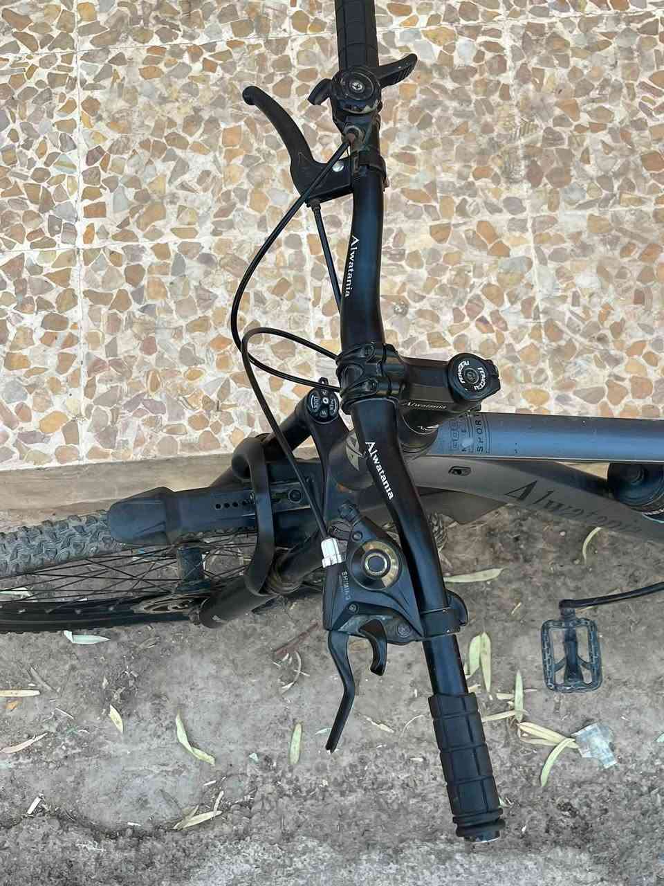 سلام عليكم بيسكل للبيع كلو جديد او ونضافه كدام العين بس يردلو صجم الستيرن ولبقي جديد حجم 26توصل على الرقم ***********
