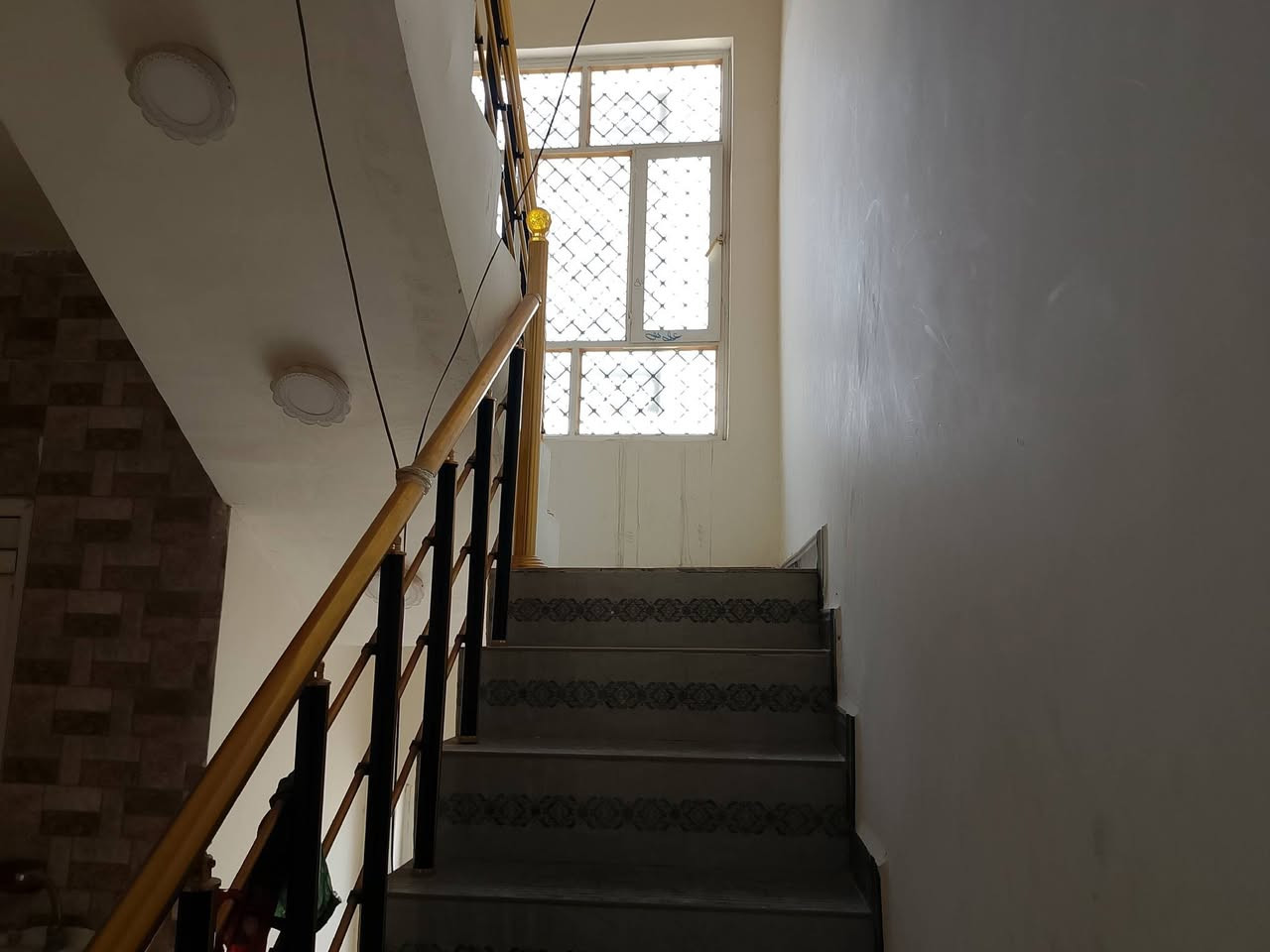 البيت للبيع طابو صرف 100 متر مربع 10في 10 طابقين حي الجامعه شارع 20 قرب مدرسة السجى بناء طابوق صب كونكريت 4 غرف نوم استقبال مطبخ صاله عدد 2 صحيات داخل وخارج خدمات كامله سعر على الاتصال ***********
