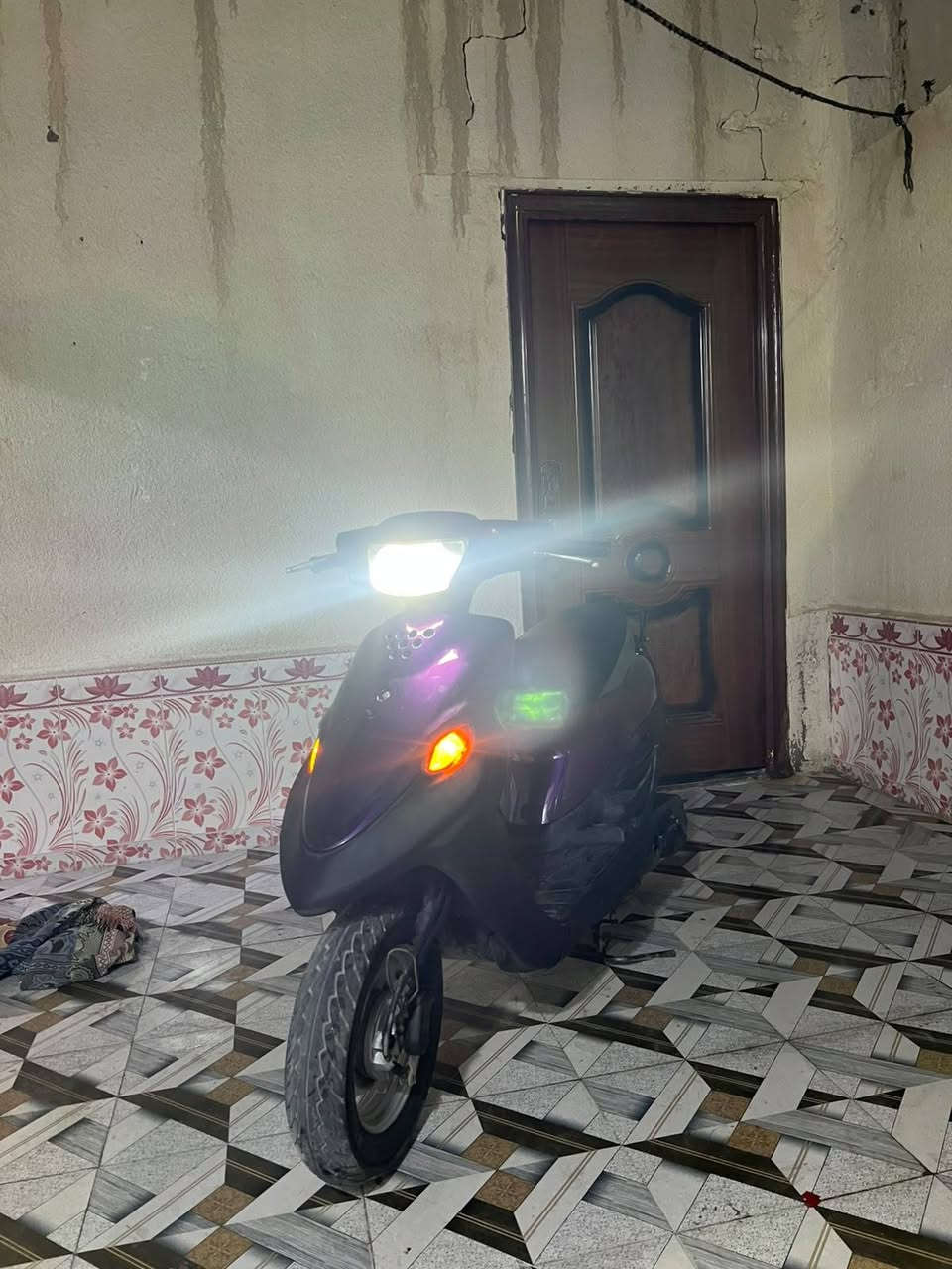 سلام عليكم دراجه للبيع تسع ازروف دراجه نضيفه ما مفتوحه كزوز جديد كفرات جديده كلجات جديده كهربائيات شغاله سلف شغال دراجه حلوه توا مرتبها على أيدي ... سعر على  خاص رقم ***********
