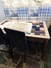 ميز طعام مع أربع