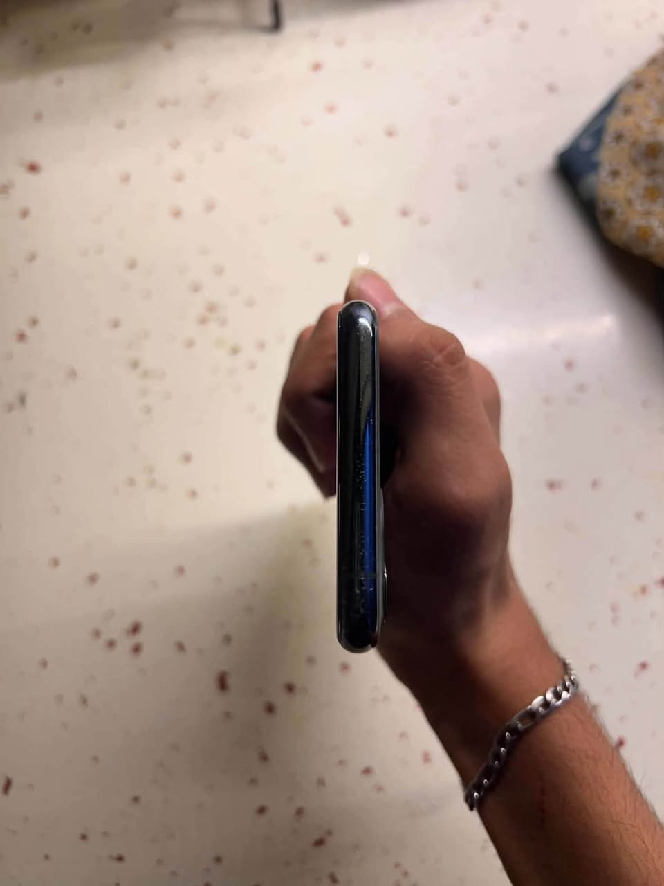سلام عليكم ايفون 11 برو ماكس للمراوس #فقط 

( لا تجيني و تكلي ( سعر ) فقط مراوس وليس للبيت )

ب ايفون فقط - 12 برو او برو ماكس
____________

اسم جهاز : ايفون 11برو ماكس

ذاكره الجهاز : 256 

بطاريه الجهاز : 100
—————————————-
جهاز فول .
نضافه نفس ما شوفه عينك ما بي لا كسر ولا شخط .
الجهاز مبدل ( شاشه / بطاريه ) مال تفصيخ الله شاهد .
الباقي كله شغال فيس ايدي شغال .
—————————————
مكاني (بغداد • المشتل ) #توصيل_ما_عندي
#هـ*********** < واتساب / او توصل بل صفحه

نص مكتوب في الصور:
- ٦:٤١
- القطع والخدمة
- تجمع Apple سجل تاريخ القطع والخدمة، وهذا السجل يعرض معلومات عن هذا الـ iPhone وحالته وتفاصيل إصلاحه. معرفة المزيد...
- سجل تاريخ الخدمة
- البطارية
- غير معروف
- الشاشة
- حول الاسم iPhone إصدار iOS 26.6 اسم الطراز iPhone 11 Pro Max رقم الطراز الرقم التسلسلي انتهت صلاحية التغطية سجل تاريخ القطع والخدمة الأغاني الفيديوهات ٤ الصور ٣٩ التطبيقات ١٩ السعة ٢٥٦ غ.ب. متوفرة ٢١٣,٢٣ غ.ب.
- حالة البطارية والشحن
- رسالة مهمة حول البطارية
- غير قادر على التحقق من أن هذا الـ iPhone يحتوي على بطارية أصلية من Apple. قد لا تكون التفاصيل الواردة من هذه البطارية دقيقة.
- لمعرفة المزيد
- الحد الأقصى للقدرة
- ١٠٠٪
- هذا قياس لقدرة البطارية مقارنة بقدرتها عندما كانت جديدة. قد تتسبب القدرة المنخفضة بتقليل ساعات الاستخدام بين عملية الشحن والأخرى.
- أقصى قدرة للأداء
- الـ iPhone غير قادر على تحديد عمر البطارية.
- شحن البطارية المحسن
- للحد من استنزاف عمر البطارية، يتعلم الـ iPhone من عادات الشحن اليومية، بحيث ينتظر ولا يتجاوز ٨٠٪ حتى يحين موعد حاجتك إلى استخدامه.