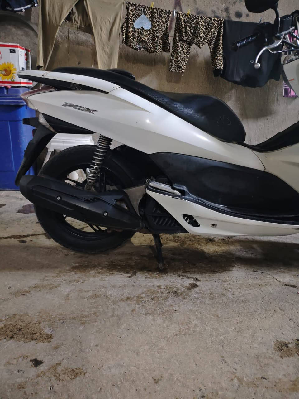 Pcx جيل اول للبيع ياباني
مكينة 125
كفرات بلادية 
نقص جامه أماميه فقط 
كهربائيات كلها شغالة 
السعر 950 وبيها مجال بسيط
بغداد مدينة الصدر 
للإستفسار: ***********
