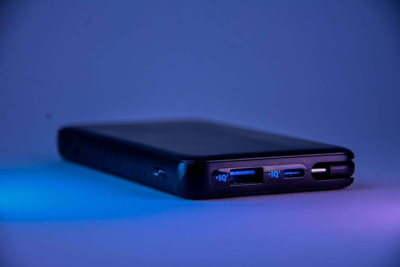 باور بانك Anker Zolo (10K, 22.5W)

السعة: تبلغ سعته 10,000 مللي أمبير في الساعة.  
الطاقة: يدعم الشحن عالي السرعة بقدرة تصل إلى 22.5 واط.  
المنافذ والكابلات: يحتوي على منفذ USB-C ومنفذ USB-A، بالإضافة إلى كابل USB-C مدمج بزاوية 90 درجة.  
ميزة الشحن المتعدد: يمكنه شحن 3 أجهزة في وقت واحد باستخدام جميع المنافذ والكابل المدمج.  
التصميم: يتميز بتصميم نحيف وعملي مع كابل مدمج يسهل حمله واستخدامه دون الحاجة لكابلات إضافية.  
التوافق: متوافق مع أجهزة Apple و Samsung
التوصيل5 لجميع المحافظات العراق 
سعر القطعة 25الف  للتواصل خاص أو رقم ***********
