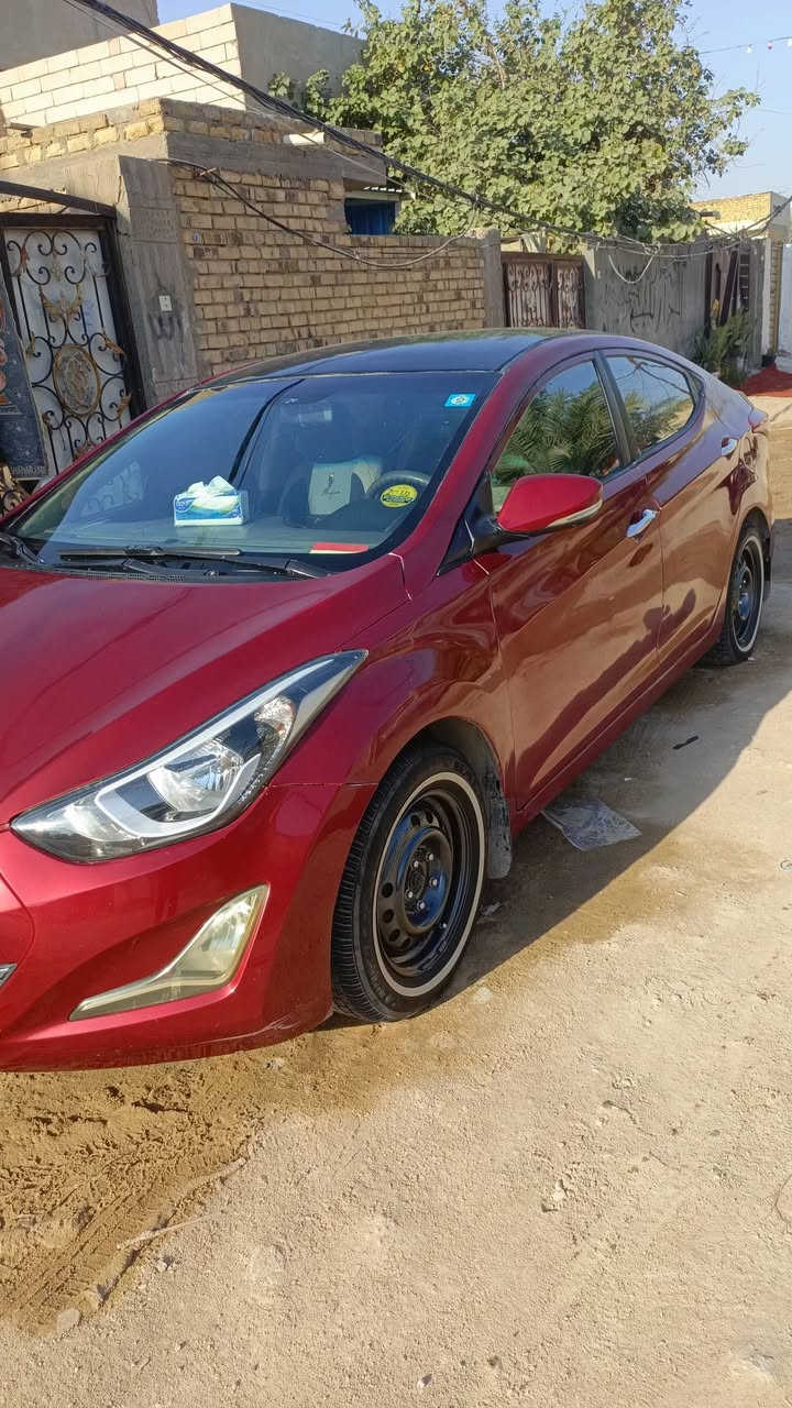 2015 السعر 75 وبيها مجال قليل 
صبغ عام متچايه مشتغليها شغل درجه اولى راعيها نجف مداورها بالنجف 
محرك 1600  كفاله 
كير كفاله 
تبريد ثلج 
حداديه كارتون 
*********** اتصال فقط
