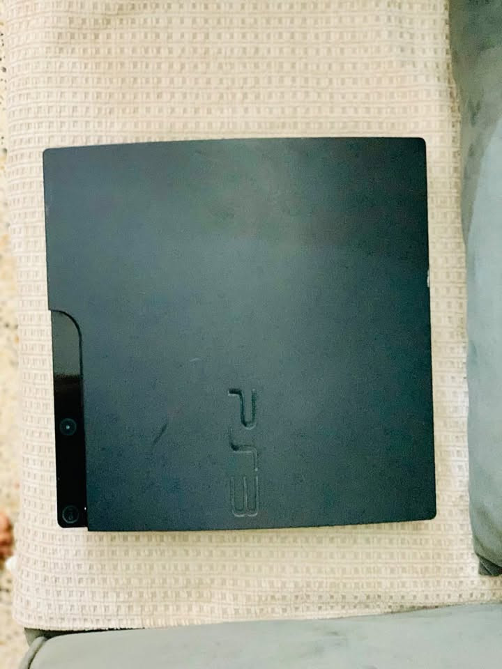 السلام عليكم 
بلاستيشن للبيع فقط او معارض مع PS4
PS3 سلم 
مهكر اونلاين يدعم نظام HEN 
شرط لا مفتوح ولاداخل صيانه نهائياً ومابي لا  ضرر ولا شخوط 
مع كامل ملحقات  كيبل HD 
وكيبل شحن  
و 4 يدات وحده اصلية اوربية 3 ثلاث تجاريات 
كلهم شرط 
الالعاب الي بي 
FIFA 26 
بيس 26 
رديد ردمبشن 1 
WWE 2014 
GTA 5 
كولف ديوتي 
زومبي 
جندي 9 
FIFA 19
كريتوس النسختين الاولى والثانية 
وبعد الالعاب اكثار 
السعر 130 
المكان موصل 
تواصل واتساب فقط 
***********
