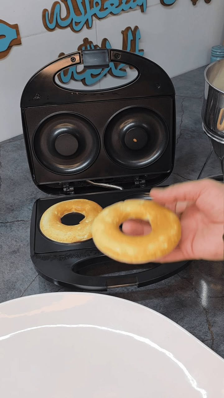 🍩 ودّع الجاهز واستمتع بأطيب دونات منزلية طازجة! 🍩
صانعة الدونات الكهربائية من Pride Silver (قوة 750 واط – موديل SC-0096)
الحل السريع، الآمن، واللذيذ لتحضير أشهى الحلويات والوجبات الخفيفة لعائلتك بثوانٍ معدودة! 👩‍🍳✨
🔥 عرض التوفير الحصري (لفترة محدودة):
السعر السابق: 30,000 د.ع.
نسبة الخصم: 25% 📉
سعر العرض النهائي: 22,500 د.ع. فقط! 💸
🌟 لماذا تعتبر هذا الجهاز خيارك الأفضل؟
⚡ تسخين مزدوج ذكي: مصممة بتسخين متزامن من الأعلى والأسفل لضمان نضج متساوٍ ولون ذهبي مثالي.
🛡️ طبقة مانعة للالتصاق (Non-Stick): تمنحك سهولة تامة في إخراج الدونات وتنظيف القوالب دون عناء.
🔒 أمان مطلق أثناء الاستخدام: مجهزة بمقبض عازل للحرارة، قفل أمان جانبي للإغلاق المحكم، وهيكل علوي ستانلس ستيل مقاوم للحرارة.
💡 مؤشرات ضوئية ذكية: مؤشر أحمر للطاقة ومؤشر أخضر يخبرك بجاهزية الجهاز للعمل فوراً.
👨‍🍳 إبداع بلا حدود: مثالية للفطور، الحلويات، والوجبات الخفيفة اليومية بالشوكولاتة أو السكر.
📐 المواصفات الفنية:
القدرة: 750 واط | السعة: 2 دونات في كل وجبة.
الجهد: 220–240 فولت (منزلي) | الموديل: SC-0096.
قياس الكارتون: 25.5 سم (طول) × 10 سم (عرض) × 25.5 سم (ارتفاع).
📦 محتويات الصندوق: صانعة الدونات الكهربائية + سلك كهربائي ثابت + دليل الاستخدام.
🚚 خدمة التوصيل: متوفرة فوراً لكافة محافظات العراق وتوصيل مجاني 🇮🇶
📥 للطلب أو الاستفسار: راسلنا على الخاص أو اتصل على الرقم: ***********
(متجر إلكتروني اوريكس)
