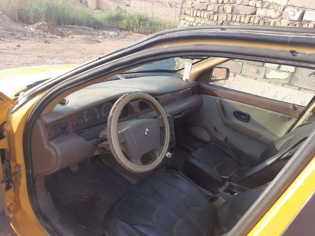 سلام عليكم سياره سمند لبيع موديل ١١ سياره حلوه ومرتبه معمره دوسات ولباقي لا ضربه ولا صبق سنويته28 مصفره لحد شهر 10 ولا مطلوبه ربع  رقمه ميسان  تبريد شغال حداديه زينه وراعيه يريد تحويل سعره 25 وبيه مجال قليل ***********

