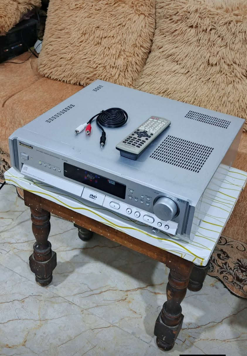 السلام عليكم .
مضخم مسرحي AV ريسيفر من النوع الضخم .
ماركة باناسونيك اليابانية تجميع سنغافوري .
موديل SA-HT80. ..كهرباء ٢٢٠ فولت .
من النوع الضخم  الواجهة ٤٣ سم و العمق ٣٨ سم ارتفاع ١٤ سم .
جهاز بلادي و شغال بالكامل قدرة اخراج الصوت 
٤٠٠ واط تقريبا .يشغل ٦ سماعات بالنظام المسرحي ٥ سماعات + سماعة دمام سوبووفر .
يشغل سماعة سوبوفر مباشر مثل بقية السماعات
يحتوئ علئ راديو AM + FM الاعتيادي المفتوح
ادخالات اواكس لربط مختلف الاجهزة مثل النقال او الشاشة او اي جهاز اخر ويدعم ربط بلوتوث خارجي عالاواكس ..البلوتوث موجود مع الجهاز 
بيه تحكمات ديجتال للصوت ايكولايزر وتحكم بتقسيم السماعات و التحكم بصوت الدمام ....
مع العلم الجهاز يحتوي علئ مشغل اقراص DVD 
5 اقراص جينجر عارض عالتلفزيون .لكن الباب حاشر ما يفتح .لان الجهاز متروك فترة طويلة .
ملحقاته ريموت تحكم + بلوتوث خارجي نوع ممتاز يربط اواكس .مع كل كيبلات الضرورية .
السعر  ٦٠ الف نهائي اخوان  اي استفسار او مراسلة عالخاص رجاءا او الرقم *********** .
البصرة موجود توصيل شركة .
