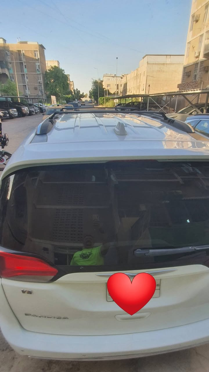 كلايسلر.باسفيكا ٧ راكب موديل ٢٠١٨ ماشية      ١٤٠ كيلو فيها مواصفات  الابواب والصندوق كهرباءعدا فتحة السقف حادثهاجاملغ خلفي صفحة السائق موثقة في الصور رقم بغداد وبأسمي مكان السيارة الامين الثانية نواب الضباط  السعر ١٧٣$وبيها مجال بسيط جدا للاستفسار اتصال على الرقم *********** غير متواجد على الفيس

