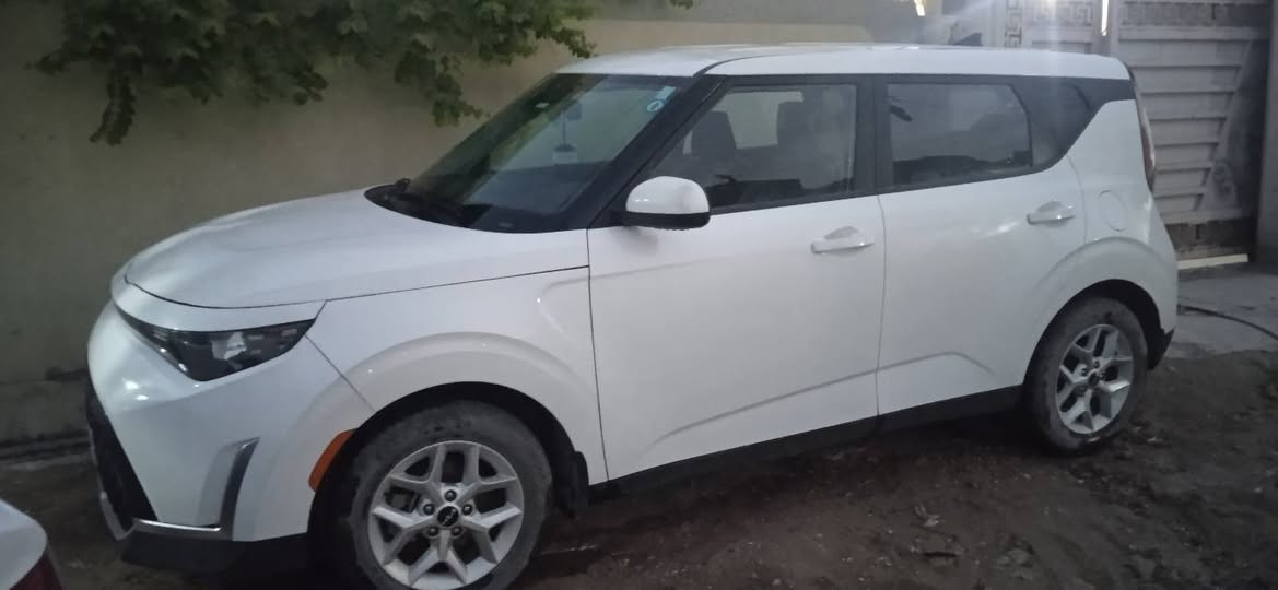 السلام عليكم .كيا صول للبيع موديل 24 فئة s رادار امامي خلفي شاشه كبيره توقف ذاتي مواصفاتها معروفة حادثها حلو كير مكينة مكفولات حدادية مكفوله ماشية 28 الف كيلو سونار موجود بالصور مكاني حله حي المهندسين *********** سعرها 155 وبيها مجال
