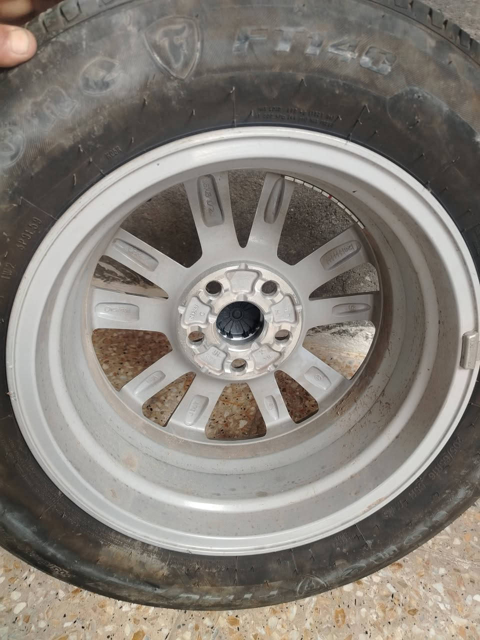 السلام عليكم تاير للبيع 205/65R16 95H M+S ويا جك ويل سبانه واليده مالته نضافته 99% الاتصال على الرقم الهاتف ***********
