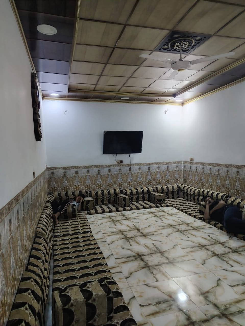 دار للبيع في حي الديوم منطقة ال٣ الاف يسار السيطرة القديمة
المساحة ٢٠٠م وجه ١٠× نزال ٢٠
٤ غرف نوم بيت مرتب نقصه الواجهة 
سطح شتايگر 
السعر ١٢٠ مليون وبي مجال
***********
