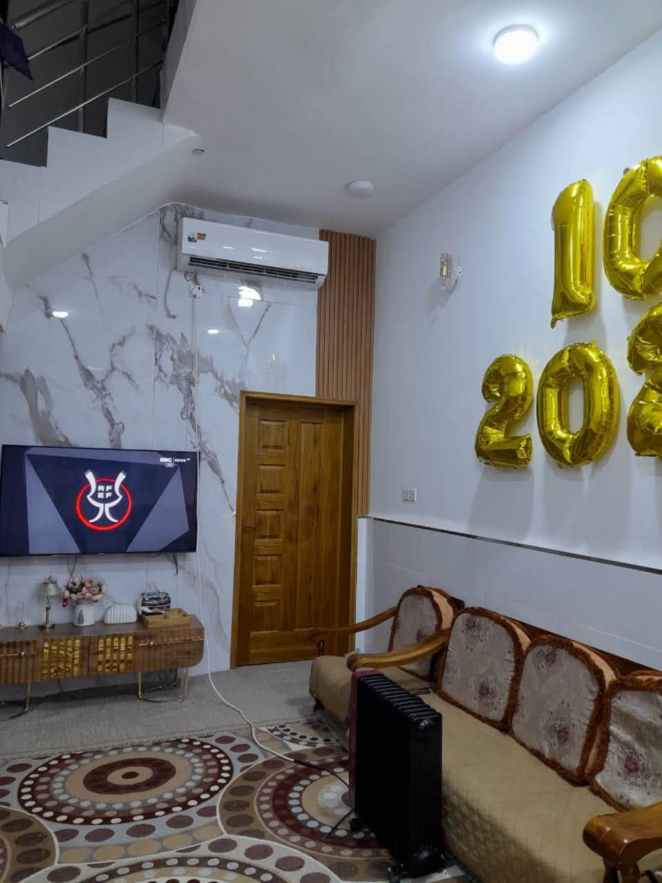 #للبيع بيت بحي نفط جديد مساحة 110 م مسلح بناء حديث طابق واحد السعر 105 مع مجال 
*********** 

يتكون من غرفة وبراني وصاله ومطبخ وصحيات
