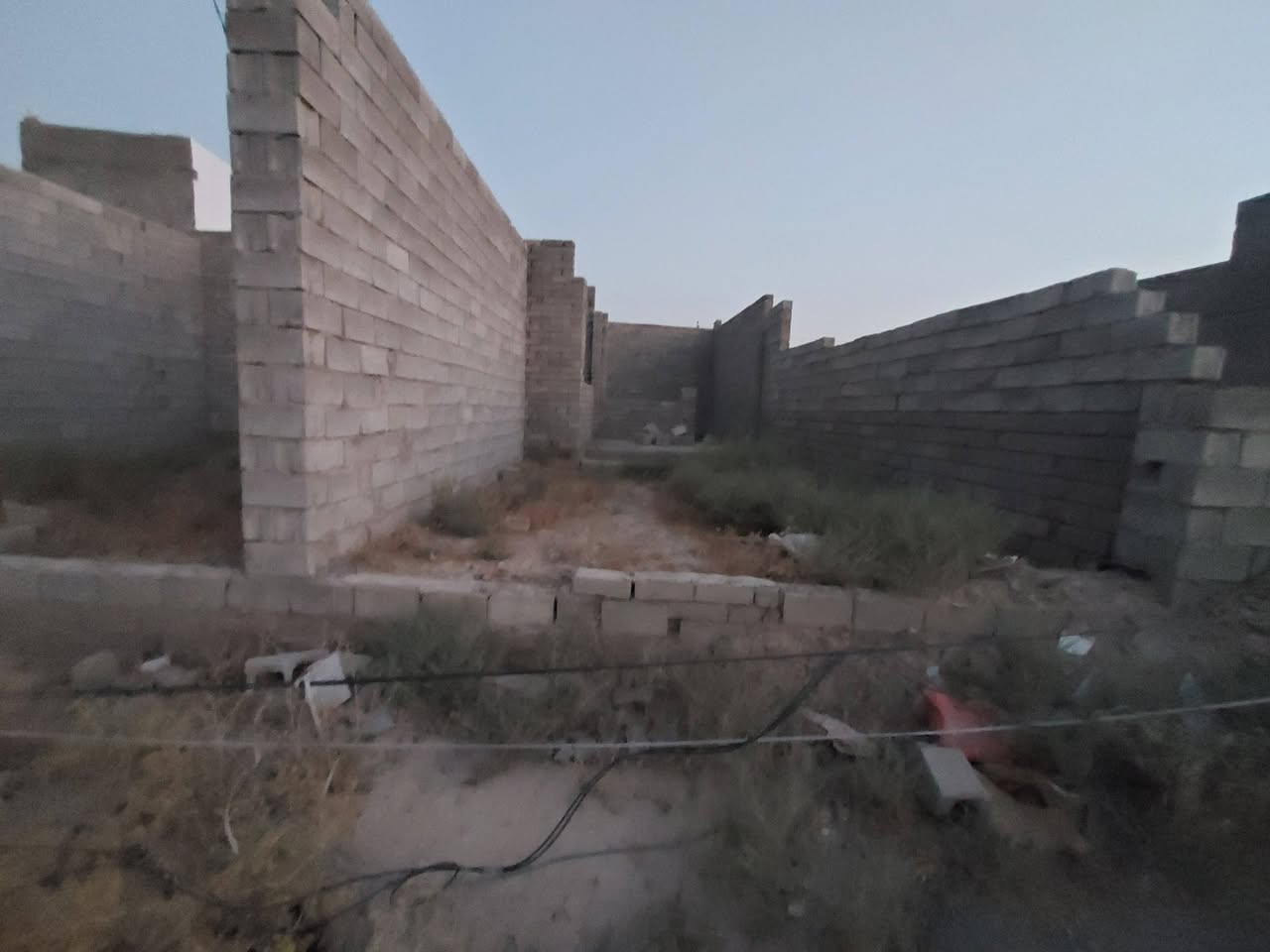 هيكل للبيع الموقع خلف شارع ٥٠ على شارع ٢٠ المكاتب تجاري تبليط وماي وكهرباء مساحتة 200متر واجهة ١٤متر و٦٠ بعدة واكف ع الصب والواجهة مالتة ٣ محلات للأستفسار ***********
