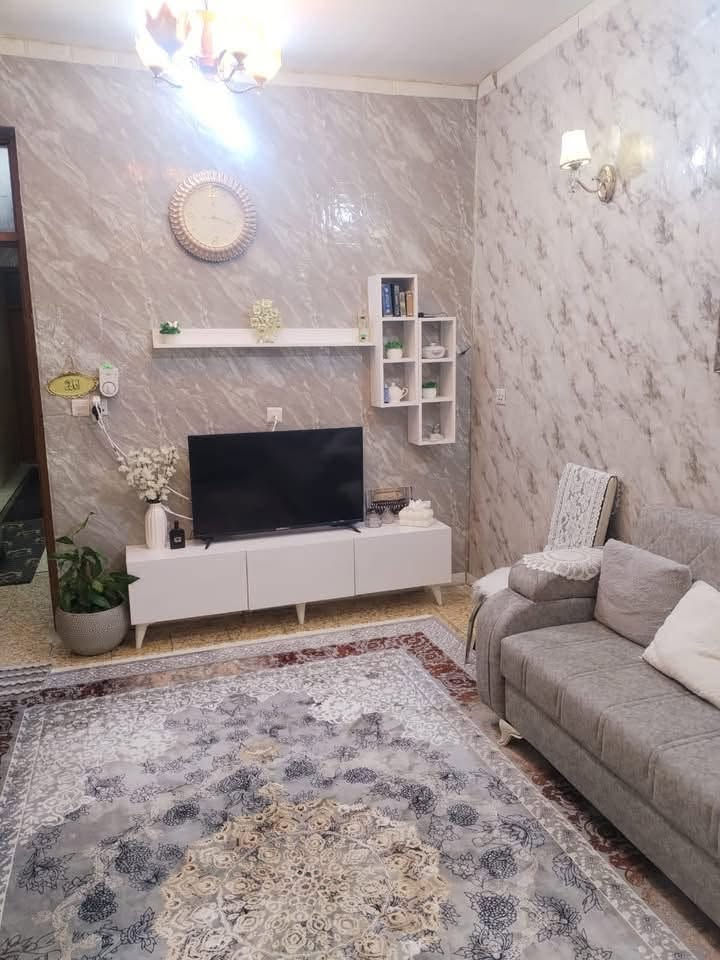 دار للبيع . المساحه 75متر
( طابو ملك صرف سكني) 

يحتوي على 
استقبال ومطبخ 
غرفة نوم 
وصحيات متكامله 

  📍📍الموقع في منطقة الانتصار بغداد
طريق الشعب الحسينية الراشدية 
للاستفسار ***********

