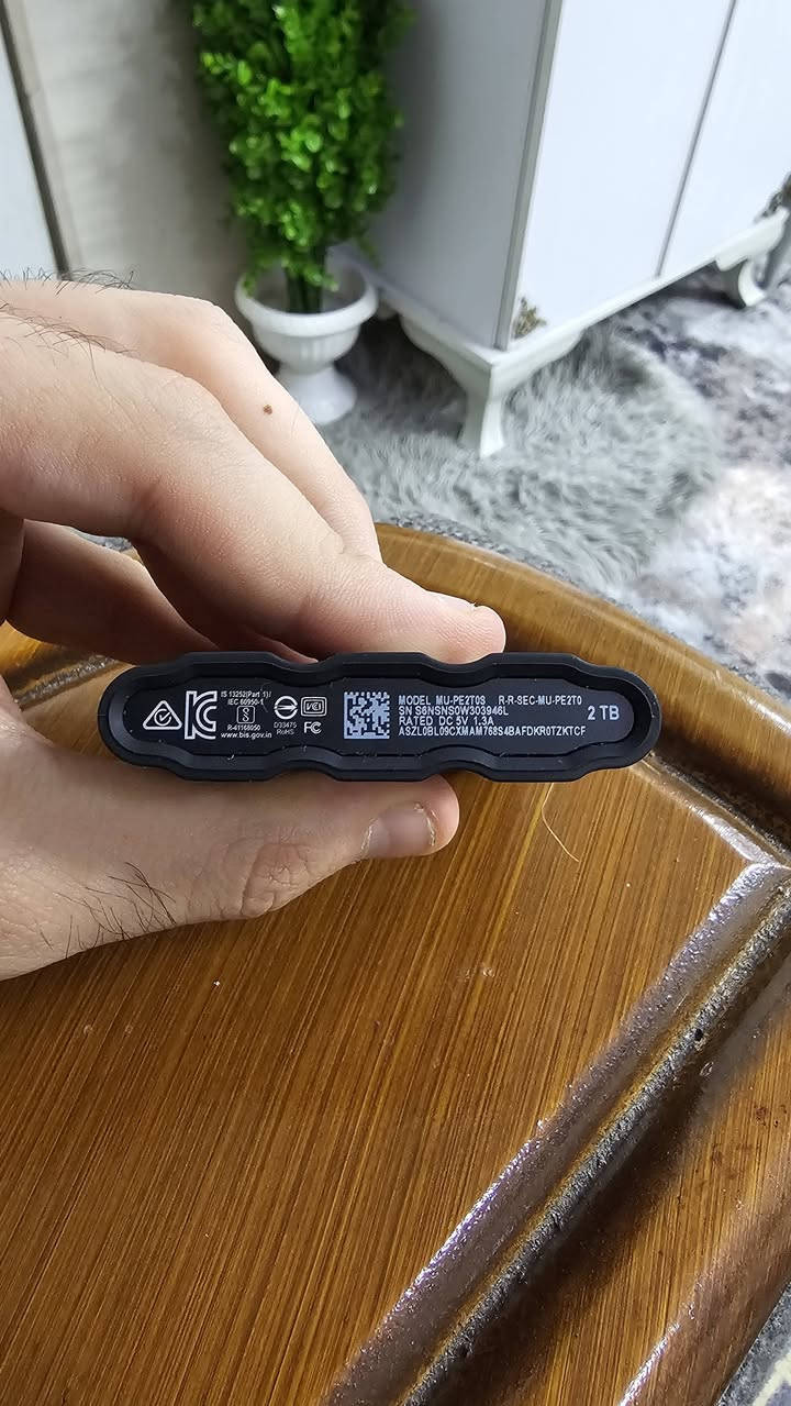 Portable SSD SAMSUNG T7 2TB للبيع
SSD خارجي للبيع
مواصفاته مثل ما موضحة بالصورة استخدام قليل جدا نظيف جدا
سعره 725 و بيه مجال
عنواني بغداد الصليخ
الرقم ***********
*الصورة من موقع شركة النبع ستور

نص مكتوب في الصور:
- store.alnabaa.com/products/s
- Samsung T7 Shield 2TB Portable SSD - USB 3.2 Gen 2, Up to 1,050 MB/s Read, Rugged Design, IP65 Water & Dust Resistant, Moonrock Beige
- Vendor: Samsung | Type: External SSDs
- SKU: MU-PE2T0S/WW
- 780,000 IQD
- Shipping calculated at checkout.
- Available in stock