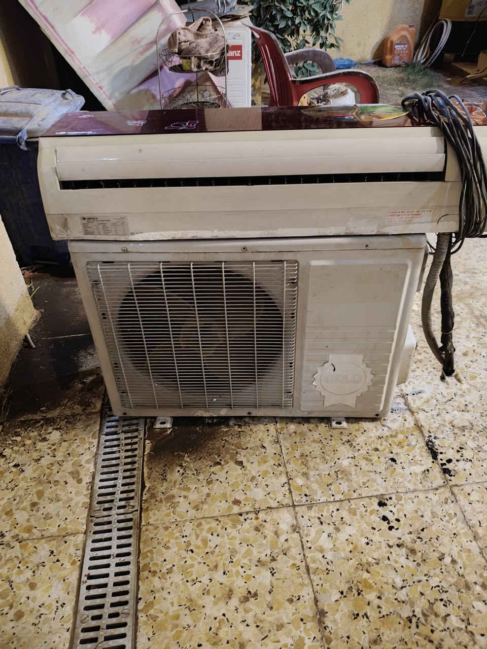 السلام عليكم سبلت الوارث 2طن نضيف كلش ماداخلة تصليح السعر 450 وبي مجال ///سبلت دنكة 2طن ملغي العاكس على فحص السعر300وبيه مجال منضفة جديدة السعر 30  المكان حله شاوي***********
