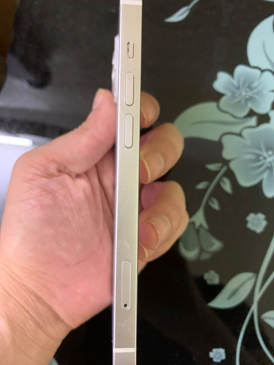 🔥 للبيع iPhone 13 عادي 

📱 iPhone 13 | سعة 128GB | تك سيم
🔋 البطارية 100% أصلية، وما مصعدة ولا مستبدلة
✅ ما بي أي قطعة مستبدلة
🔒 الجهاز ما مفتوح نهائياً
📦 ويا الكارتونة
✨ الجهاز نظيف وحالته ممتازة جداً

الجهاز عندي من **أسبوع ** والفحص موجود السعر: 525 ألف — وبي مجال بسيط

نص مكتوب في الصور:
- HD RES 30 إطارات حركة بطيئة سينمائي فيديو
- ٢:٠٤
- حول
- الاسم
- iPhone
- إصدار iOS
- 26.6.2
- اسم الطراز
- iPhone 13
- رقم الطراز
- MLND3J/A
- الرقم التسلسلي
- QV2W3K59TM
- انتهت صلاحية التغطية
- الأغاني
- الفيديوهات